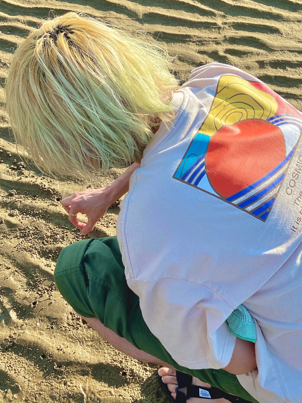 「休日コーデ、ラフ、Tシャツ、カラーパンツ、3AM、JAPAN BLUE JEANS、Hawkins、私の推しブランド、おしゃれさんと繋がりたい、いいね、save、フォローお願いします🤑」｜「3:AMのアイテム（Tシャツ/カットソー、ベージュ系）」を使った、🦔kanata🦔さん（メンズ・178cm）の冬コーディネートの1枚目の写真