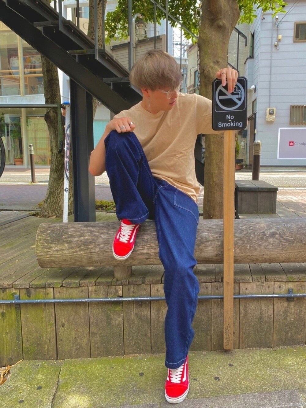 「スニーカー、デニム、夏、Tシャツ、オーバーサイズ、ワイドパンツ、シンプルコーデ、夏コーデ、おしゃれさんと繋がりたい、いいね、save、フォローお願いします🤑」｜「VANSのVANS ヴァンズ OLD SKOOL DX オールドスクール DX V36CL+ T.RED（スニーカー、レッド系）」を使った、🦔kanata🦔さん（メンズ・178cm）の春コーディネートの1枚目の写真