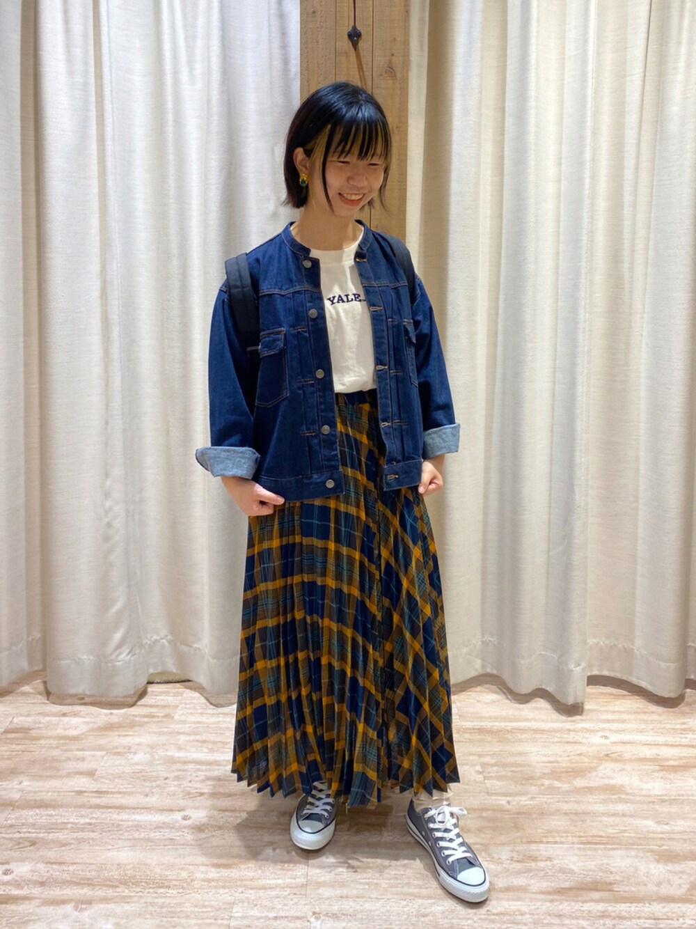 ホワイト系のTシャツ/カットソー、ブルー系のデニムジャケット、グレー系のスニーカーを着用したレディースの秋コーディネートの1枚目の写真