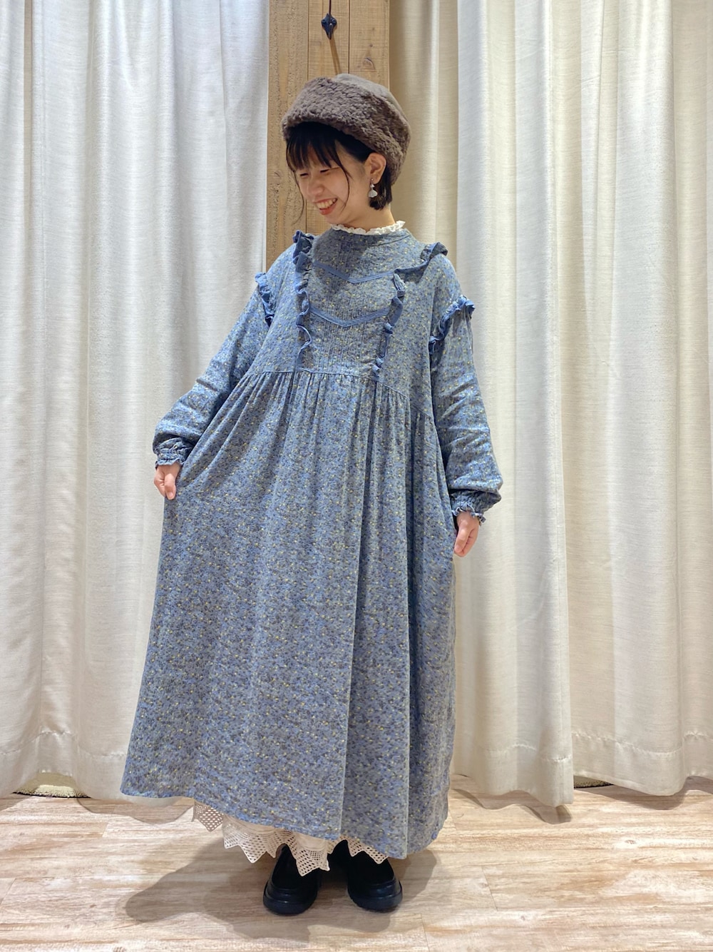 ブルー系のワンピース、ベージュ系のスカート、ホワイト系のTシャツ/カットソーを着用したレディースの秋コーディネートの1枚目の写真