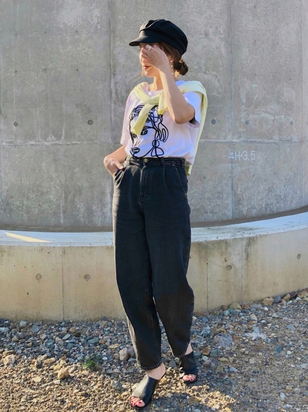 「ママコーデ、UNIQLO、ZARA、大人カジュアル、パステルカラー、韓国ファッション、スクエアトゥ、ビッグシルエット、プチプラ、白Tシャツ」｜「ZARAのアイテム（キャスケット、ブラック系）」を使った、𝒉𝒊𝒓𝒐さん（レディース・159cm）の春コーディネートの1枚目の写真