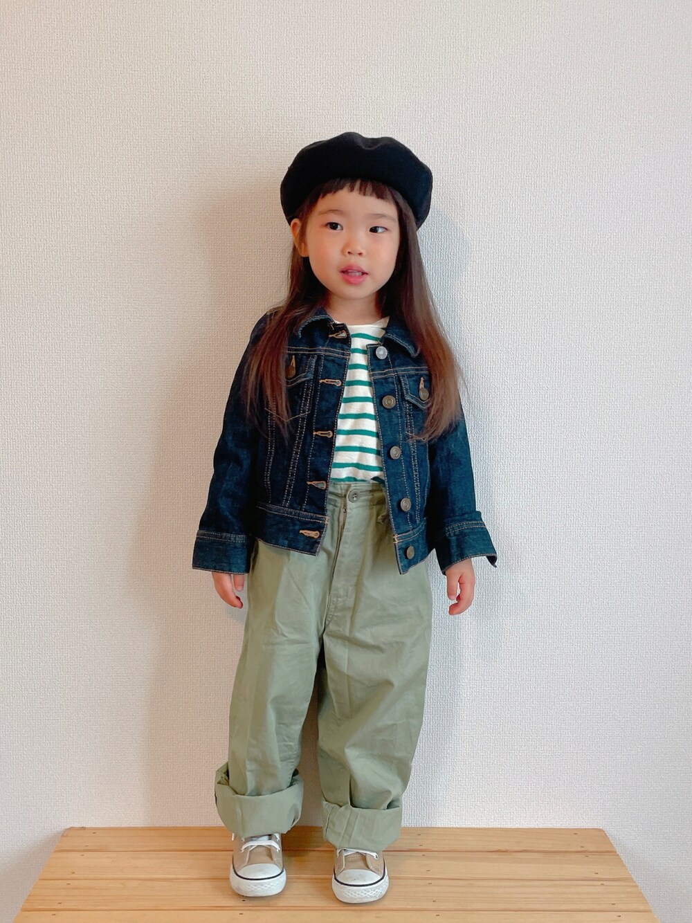 「春服デビュー宣言、春色、カーゴパンツ、ジャケット、春アウター、ベレー帽、ボーダー、デニムジャケット、コンバース、スニーカー、春服みてみて、デニム、カジュアルコーデ、カラーパンツ、ワイドパンツ」｜「BREEZEのサーモベレー（ハンチング/ベレー帽、ブラック系）」を使った、ふうさん（キッズ・90cm）の春コーディネートの1枚目の写真