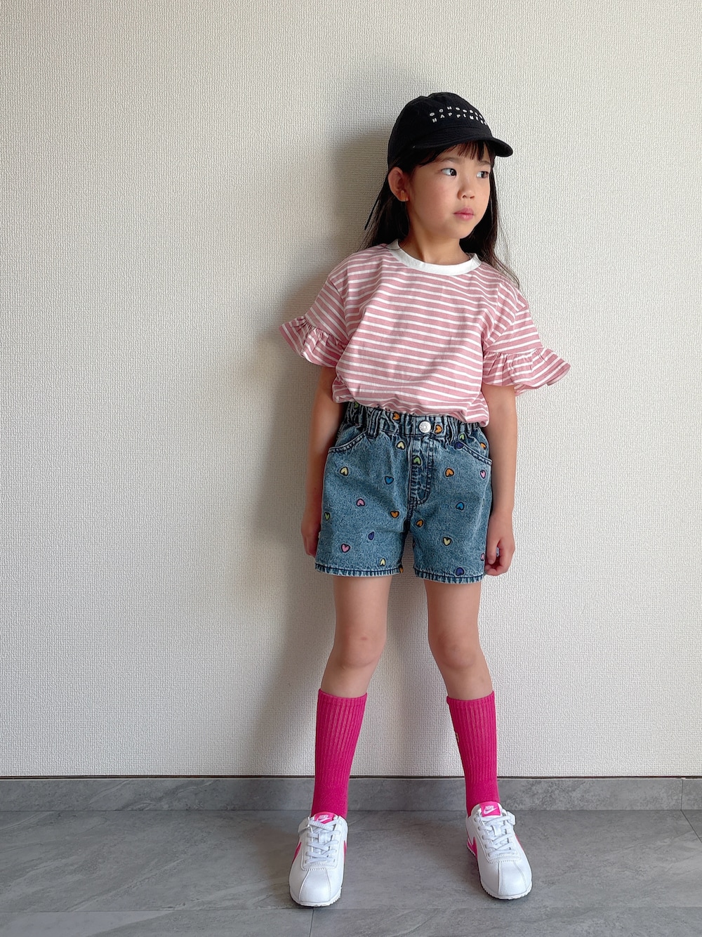 ピンク系のTシャツ/カットソー、ブルー系のデニムパンツ、ホワイト系のスニーカーを着用したキッズの春コーディネートの1枚目の写真