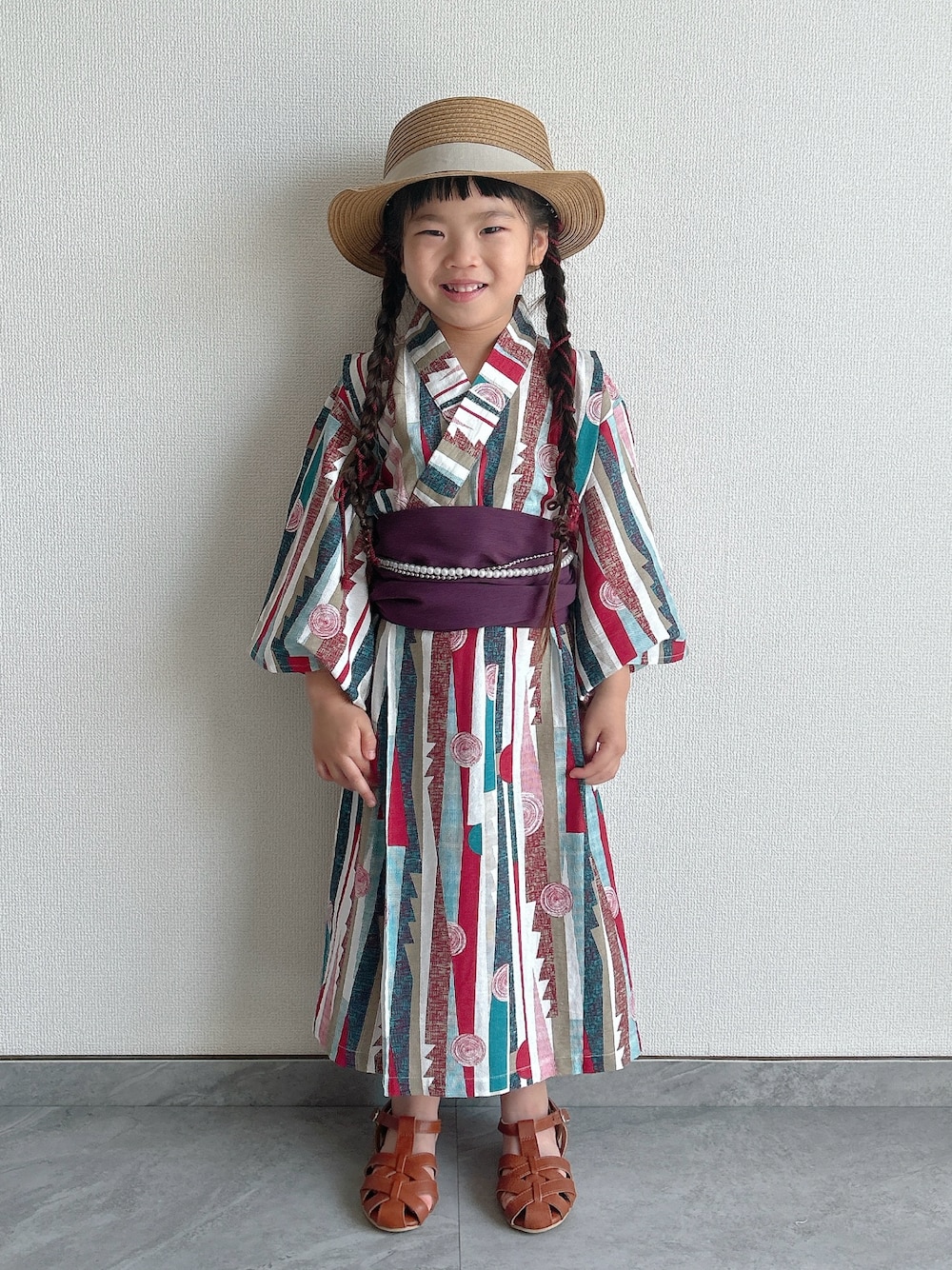 「やっぱり帽子が好き、麦わら帽子、夏コーデ、浴衣、サンダル、グルカサンダル、ワンピース、休日スタイル、お出かけコーデ」｜「MAKE YOUR DAYのモダン柄ワンピース浴衣（浴衣、レッド系）」を使った、ふうさん（キッズ・110cm）の春コーディネートの1枚目の写真