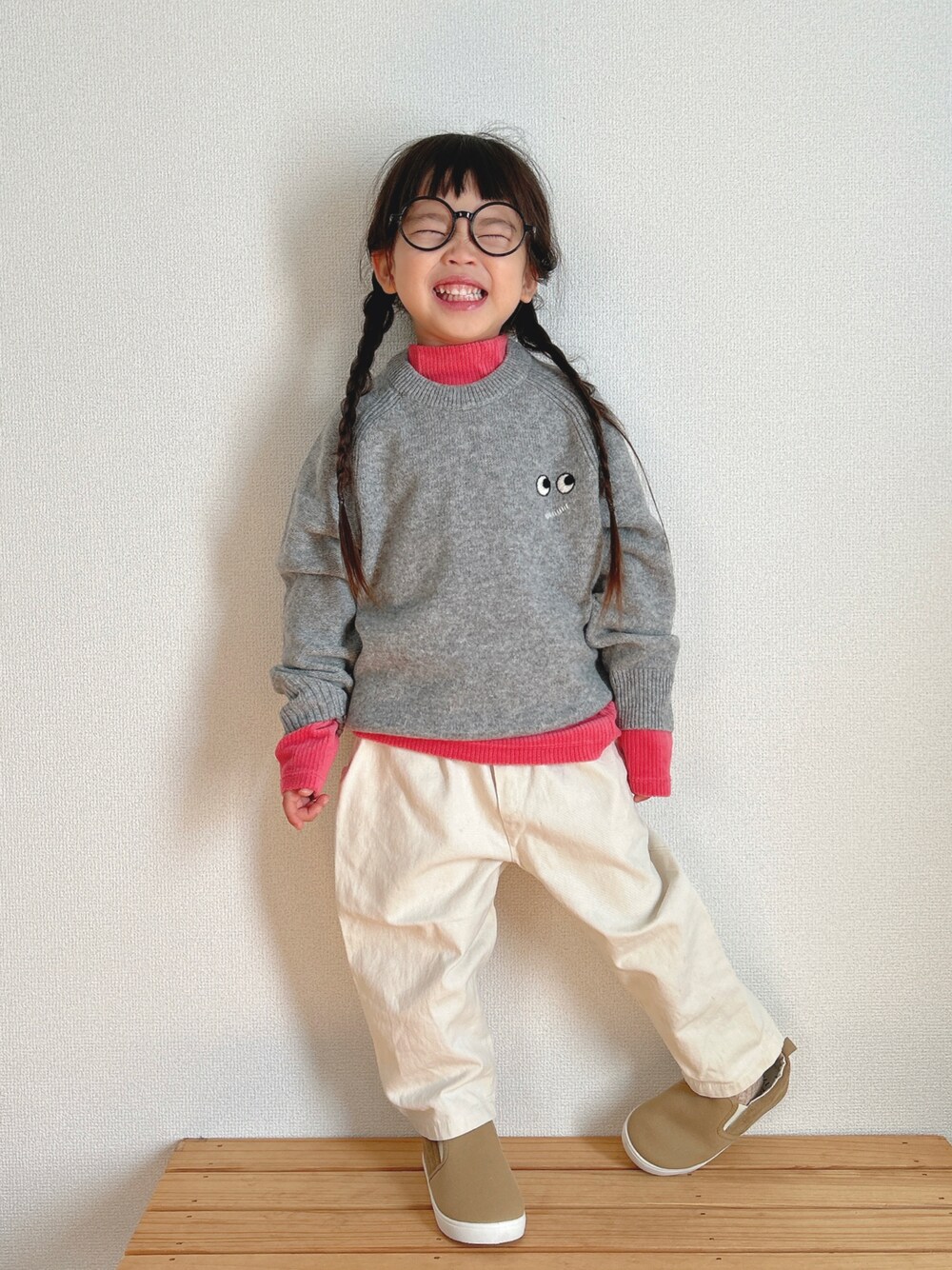 「ニット、レイヤードスタイル、モックネック、ピンク、お出かけコーデ、スリッポン、シンプルコーデ、カジュアルコーデ、UNIQLO、冬コーデ、めがね、ファッションを楽しもう」｜「UNIQLOのアイテム（ニット/セーター、グレー系）」を使った、ふうさん（キッズ・100cm）の秋コーディネートの1枚目の写真
