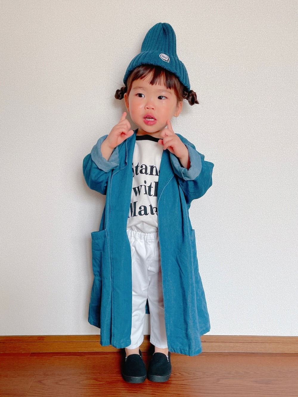 「春服みてみて、春コーデ、休日スタイル、春アウター、デニム、白パンツ、ロゴT、ニット帽、カジュアルコーデ、スリッポン、レイヤードスタイル、タックイン、プチプラ、シンプルコーデ」｜「B:MING by BEAMSのB:MING by BEAMS / リブ ワッチキャップ（2~7才）（ニットキャップ/ビーニー、ブルー系）」を使った、ふうさん（キッズ・80cm）の春コーディネートの1枚目の写真