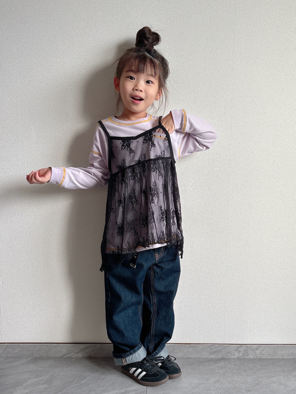 パープル系のTシャツ/カットソー、ブルー系のデニムパンツ、ブラック系のスニーカーを着用したキッズの秋コーディネートの1枚目の写真