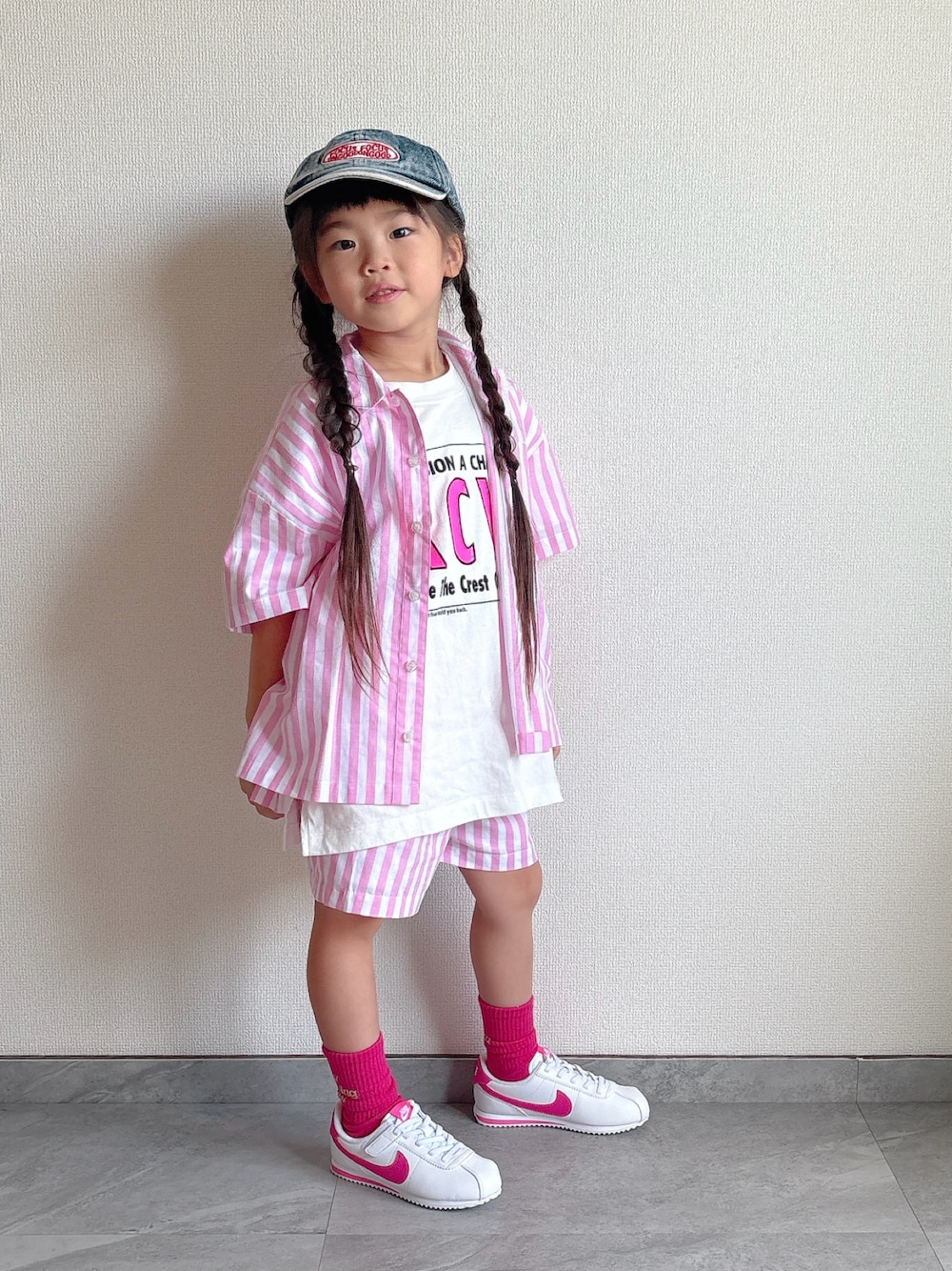 ピンク系のシャツ/ブラウス、ホワイト系のTシャツ/カットソー、ピンク系のその他パンツを着用したキッズの夏コーディネートの1枚目の写真