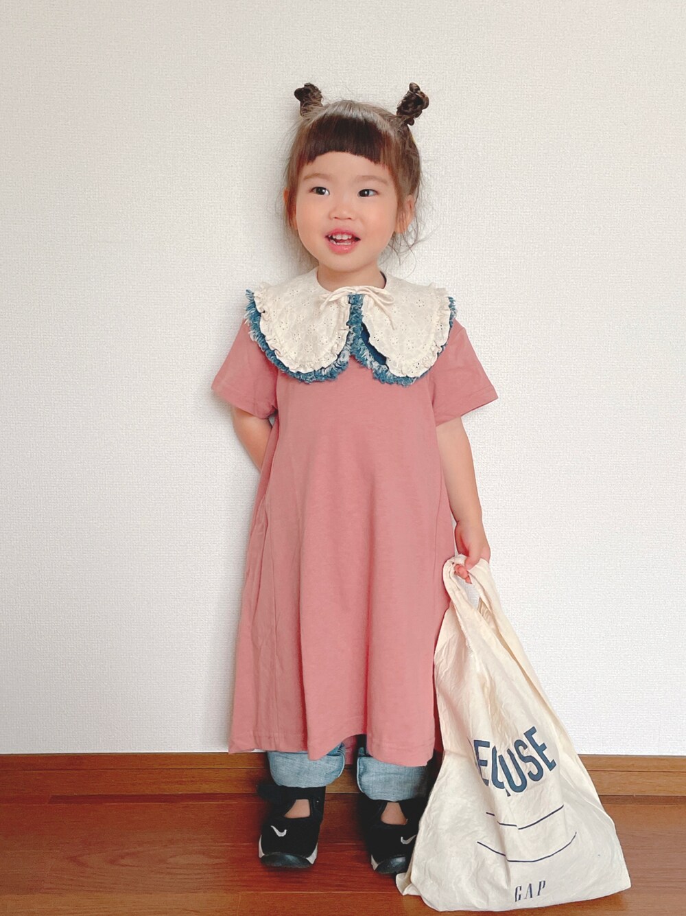 「デニムっていいよね、夏コーデ、ワンピース、ピンク、つけ襟、デニム、トートバッグ、エアリフト、レイヤードスタイル、カジュアルコーデ、カラー×コーデ、レース、ハンドメイド、サンダル、Tシャツワンピ」｜「Handmadeのアイテム（付け襟、ホワイト系）」を使った、ふうさん（キッズ・90cm）の夏コーディネートの1枚目の写真