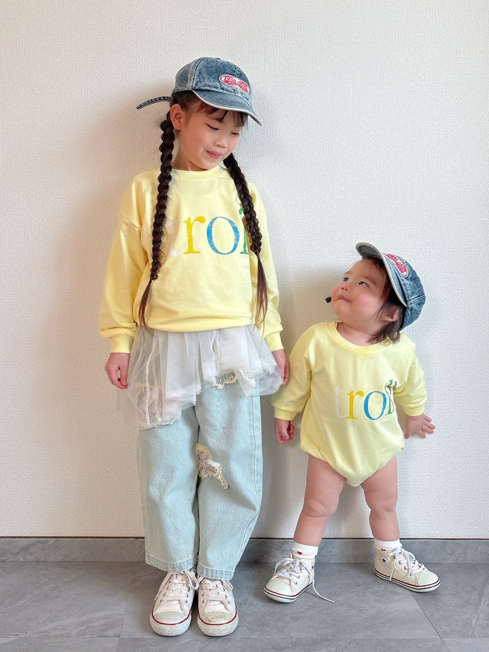 イエロー系のTシャツ/カットソー、イエロー系のTシャツ/カットソー、ブルー系のデニムパンツを着用したキッズの春コーディネートの1枚目の写真