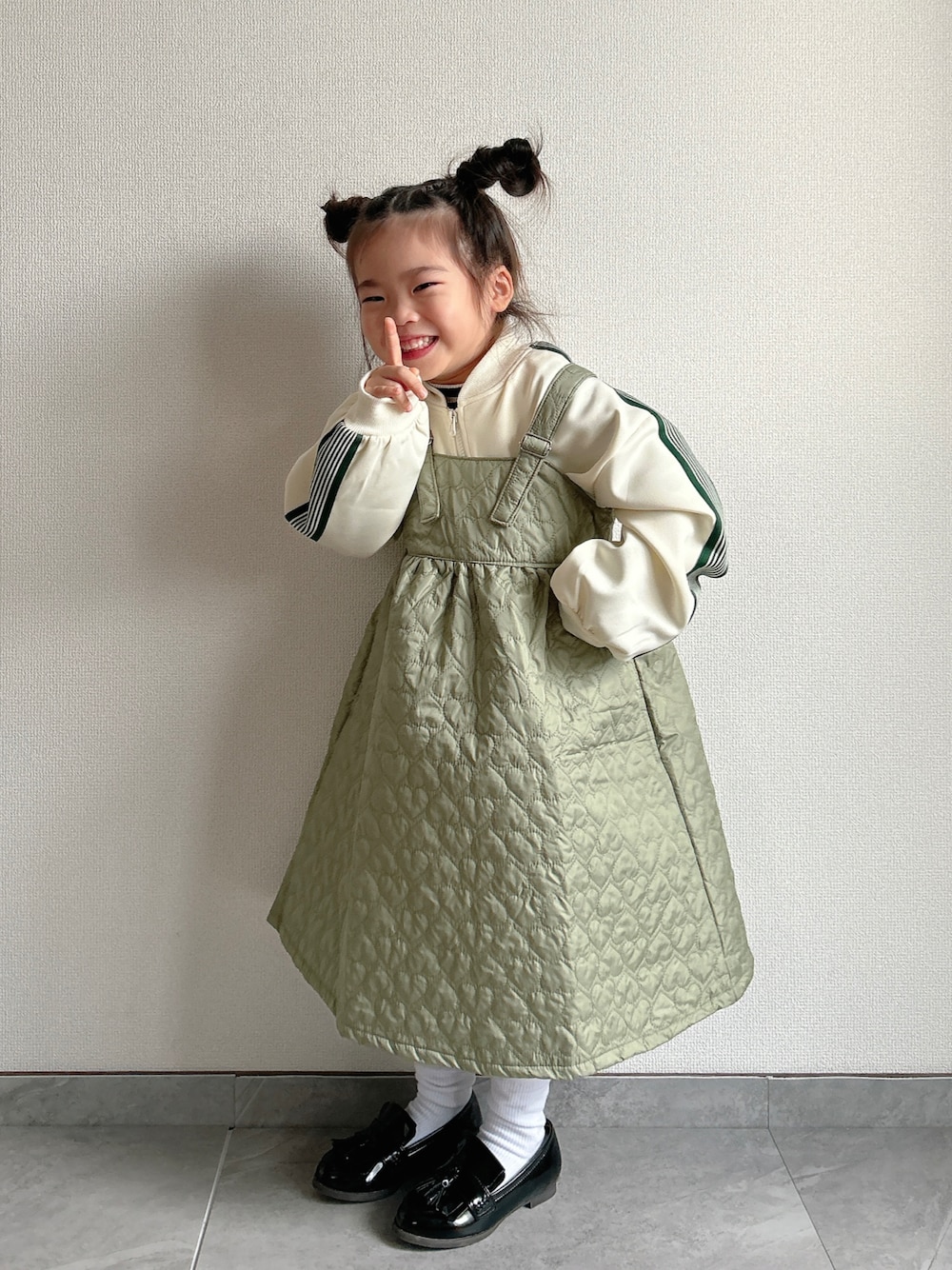 「クリスマスに着たい服、マイベストコーデ2024、トラックジャケット、ワントーンコーデ、淡色コーデ、レイヤードスタイル、ワンピース、ロングスカート、キルティング、ローファー、冬コーデ、きれいめカジュアル、お出かけコーデ」｜「BRANSHESのキルティングジャンパースカート（ジャンパースカート、グリーン系）」を使った、ふうさん（キッズ・100cm）の冬コーディネートの1枚目の写真