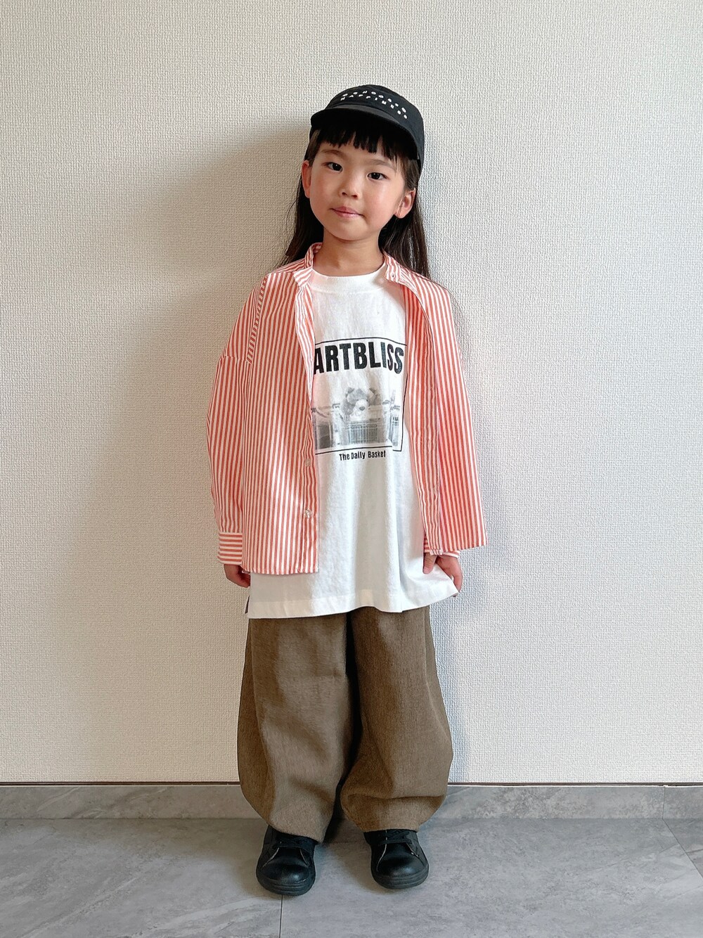 オレンジ系のシャツ/ブラウス、ホワイト系のTシャツ/カットソー、ブラウン系のその他パンツを着用したキッズの春コーディネートの1枚目の写真