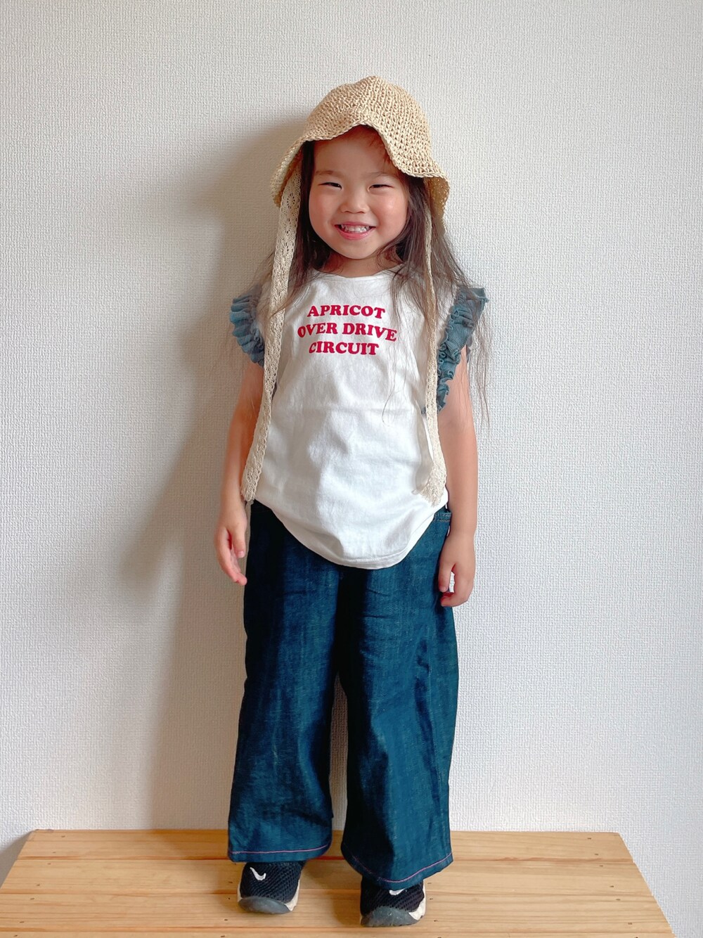 ホワイト系のTシャツ/カットソー、ブルー系のデニムパンツ、ブラック系のスニーカーを着用したキッズの夏コーディネートの1枚目の写真