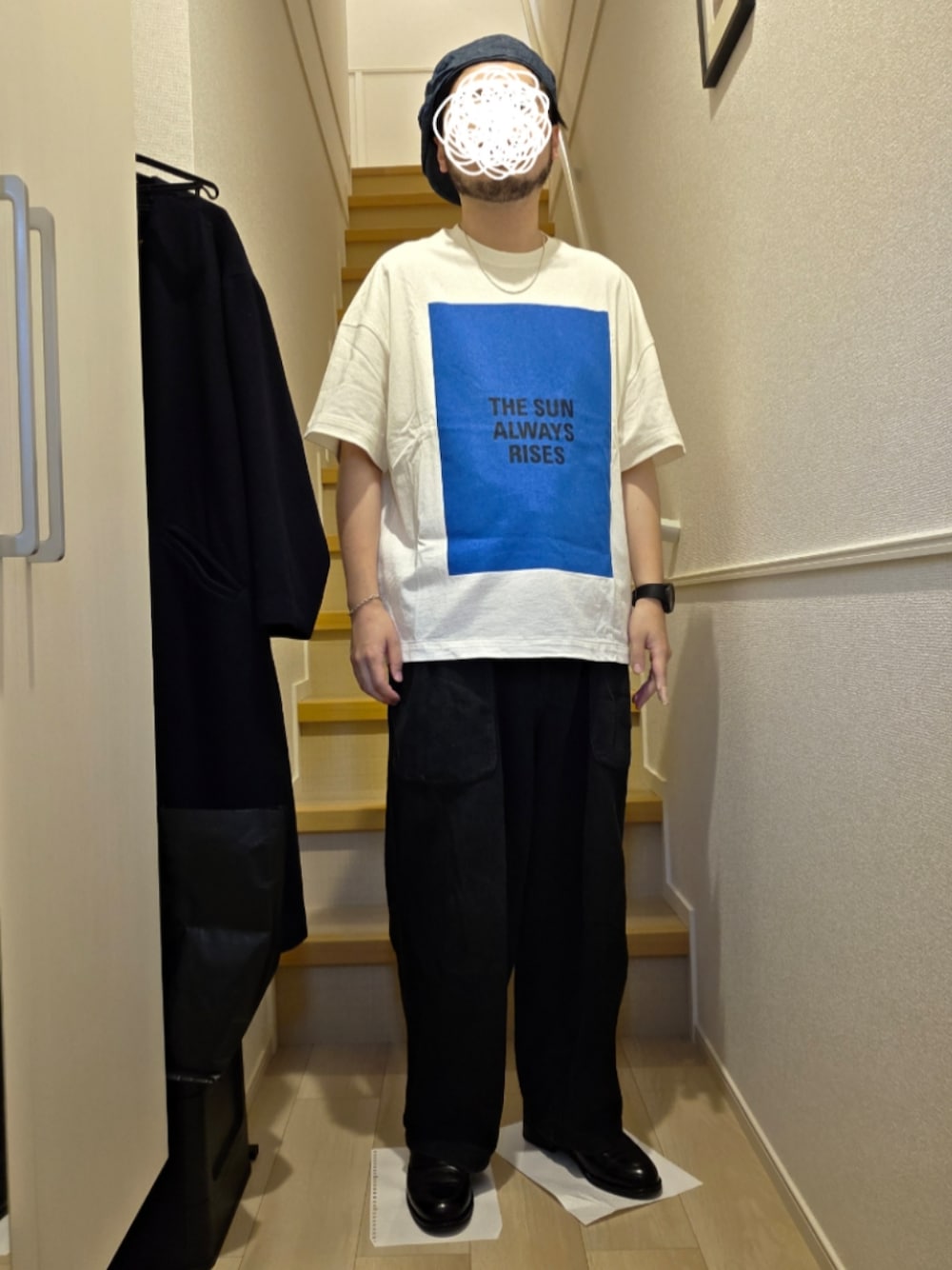 「美術館コーデ、デートコーデ、メンズファッション、大人カジュアル、夏コーデ、ティーシャツ、シンプルコーデ、帽子、革靴」｜「Yohji Yamamotoのデニムカーゴテーパードパンツ（カーゴパンツ、ブラック系）」を使った、koさん（メンズ・166cm）の夏コーディネートの1枚目の写真