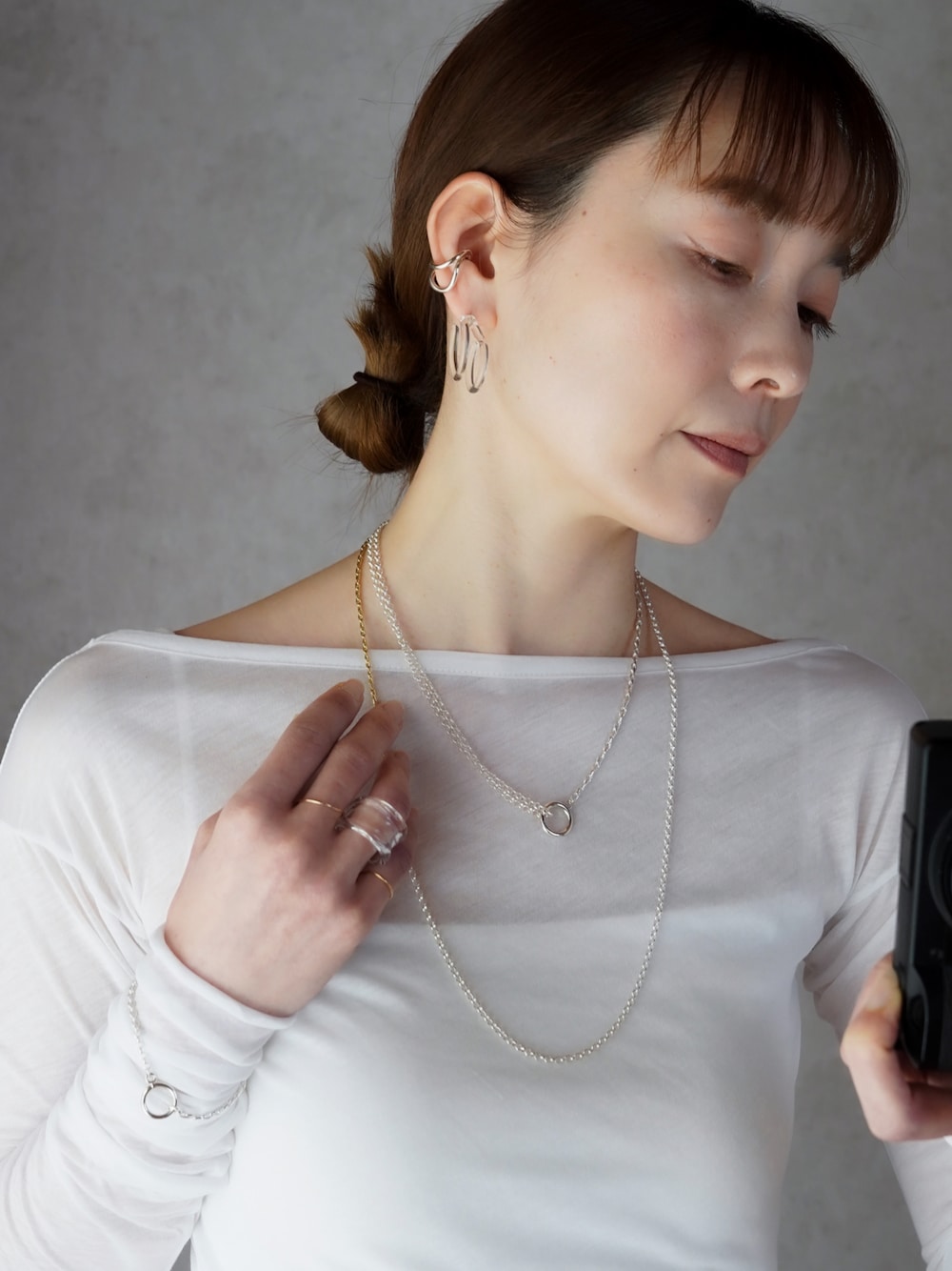 その他のピアス（両耳用）、シルバー系のイヤーカフ、その他のリングを着用したレディースの春コーディネートの1枚目の写真