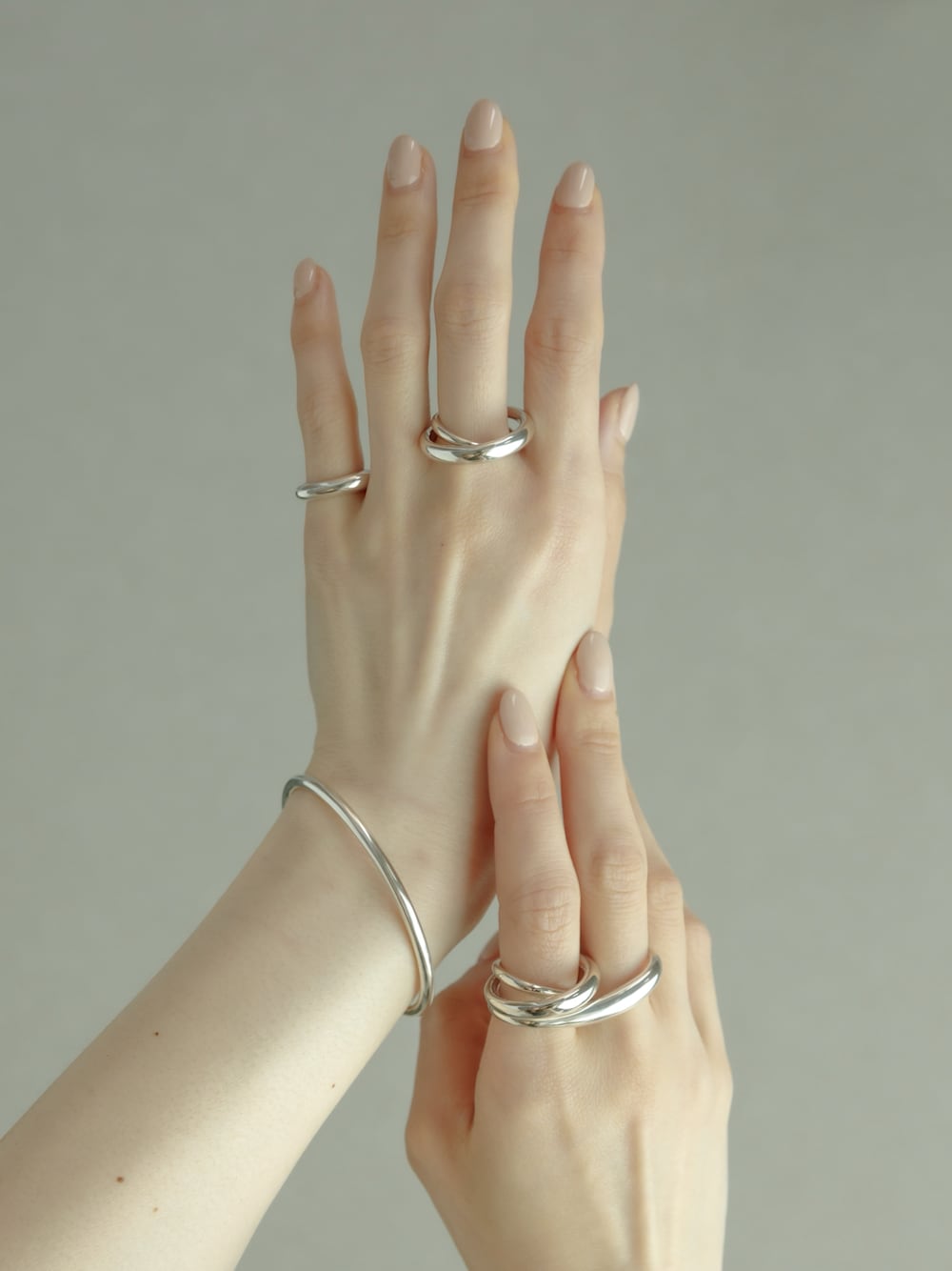 「ISOLATIONの【ISOLATION / アイソレーション】Silver925 Orb Ring / シルバー925 オーブリング（リング、シルバー系）」を使った、ISOLATION JEWELRYさん（レディース・159cm）の秋コーディネートの1枚目の写真