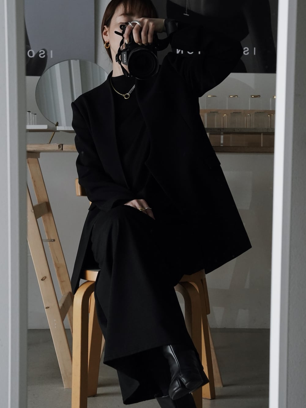「ブラックコーデ、モード、秋先取りコーデ、休日スタイル、パンツスタイル、秋服、シンプル、アクセサリー、アクセサリー重ね付け」｜「ISOLATIONの【ISOLATION / アイソレーション】Silver925 COMBINATION LONG NECKLACE / シルバー925 コンビネーションロングネックレス（ネックレス、シルバー系）」を使った、ISOLATION JEWELRYさん（レディース・159cm）の秋コーディネートの1枚目の写真
