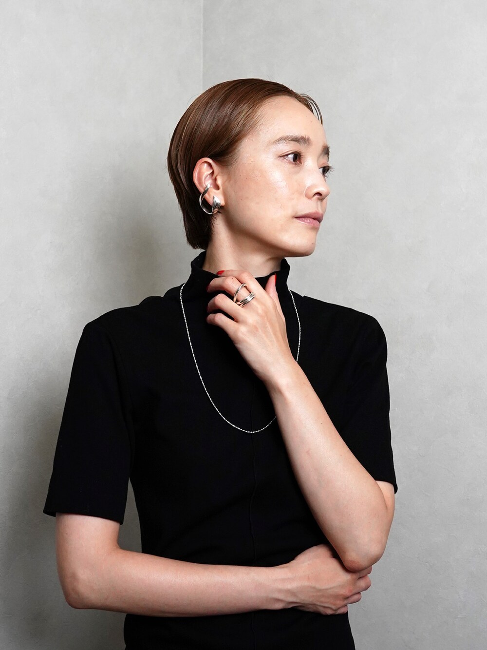 シルバー系のネックレス、シルバー系のリング、シルバー系のピアス（片耳用）を着用したレディースの秋コーディネートの1枚目の写真