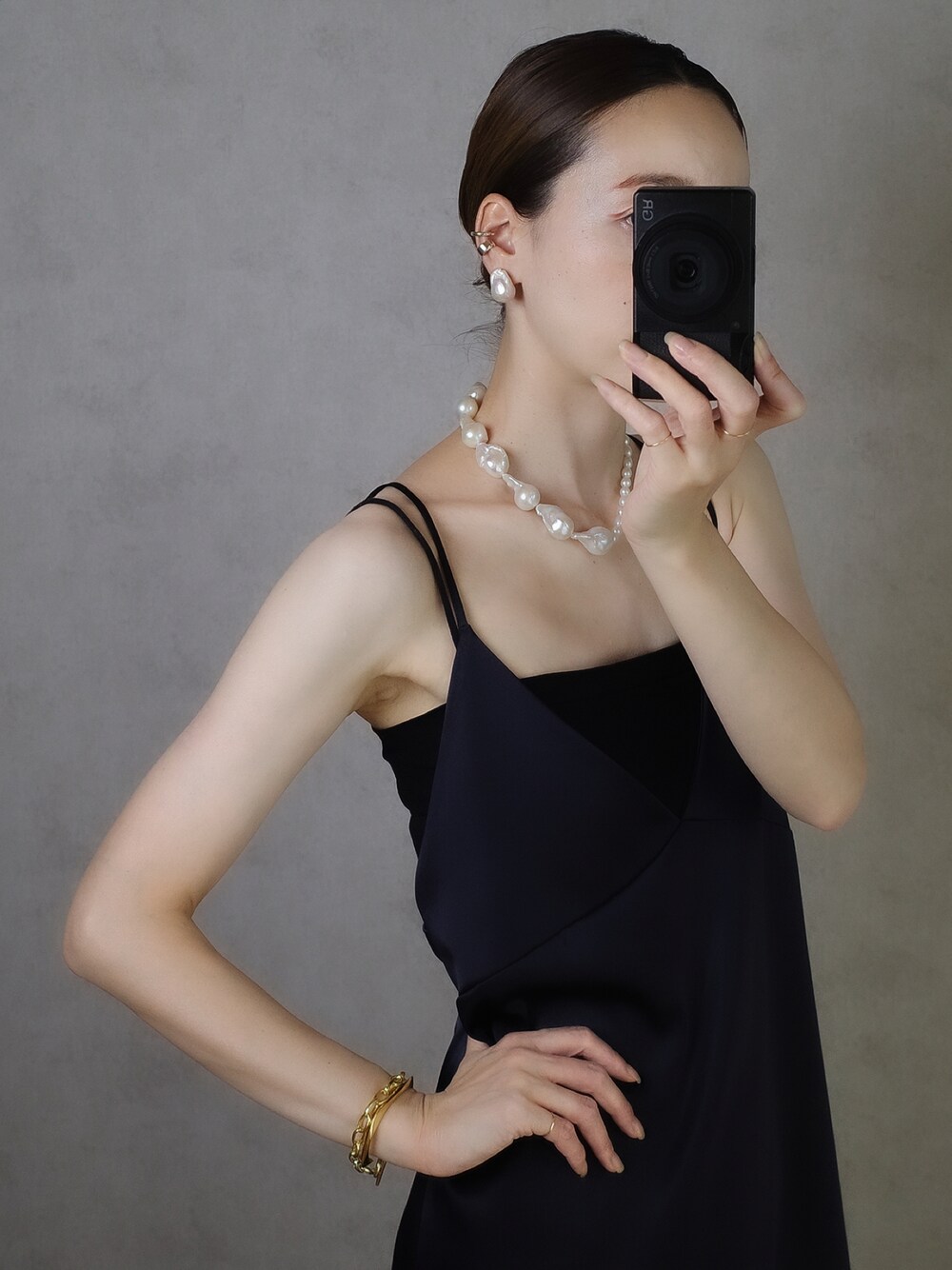 ホワイト系のネックレス、ホワイト系のピアス（両耳用）、シルバー系のイヤーカフを着用したレディースの秋コーディネートの1枚目の写真