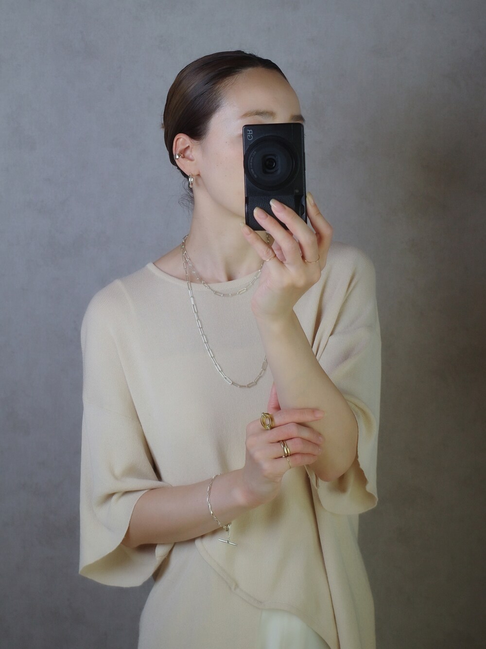 シルバー系のネックレス、シルバー系のネックレス、シルバー系のピアス（片耳用）を着用したレディースの秋コーディネートの1枚目の写真