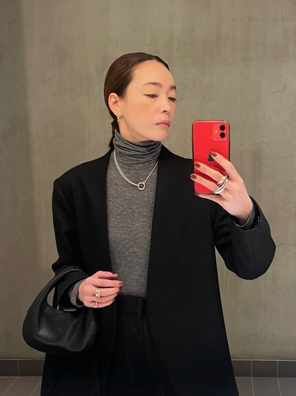 「冬コーデ、オトナ女子、マイベストコーデ2024、キレイめコーデ、モノトーン、モノトーンコーデ、ゴールドアクセ、シルバーアクセサリー、ジュエリーコーディネート、ジャネット、ミニマル、ダブルフィンガーリング、大人コーデ、ブラックコーデ、ブラック」｜「ISOLATIONの【ISOLATION / アイソレーション】Silver925 COMBINATION LONG NECKLACE / シルバー925 コンビネーションロングネックレス（ネックレス、シルバー系）」を使った、ISOLATION JEWELRYさん（レディース・159cm）の冬コーディネートの1枚目の写真