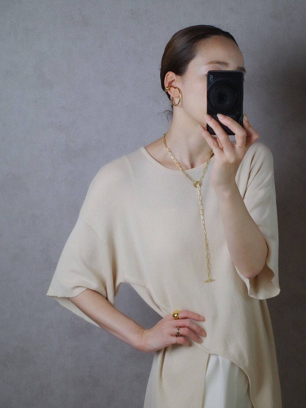 ゴールド系のネックレス、ゴールド系のリング、ゴールド系のリングを着用したレディースの秋コーディネートの1枚目の写真