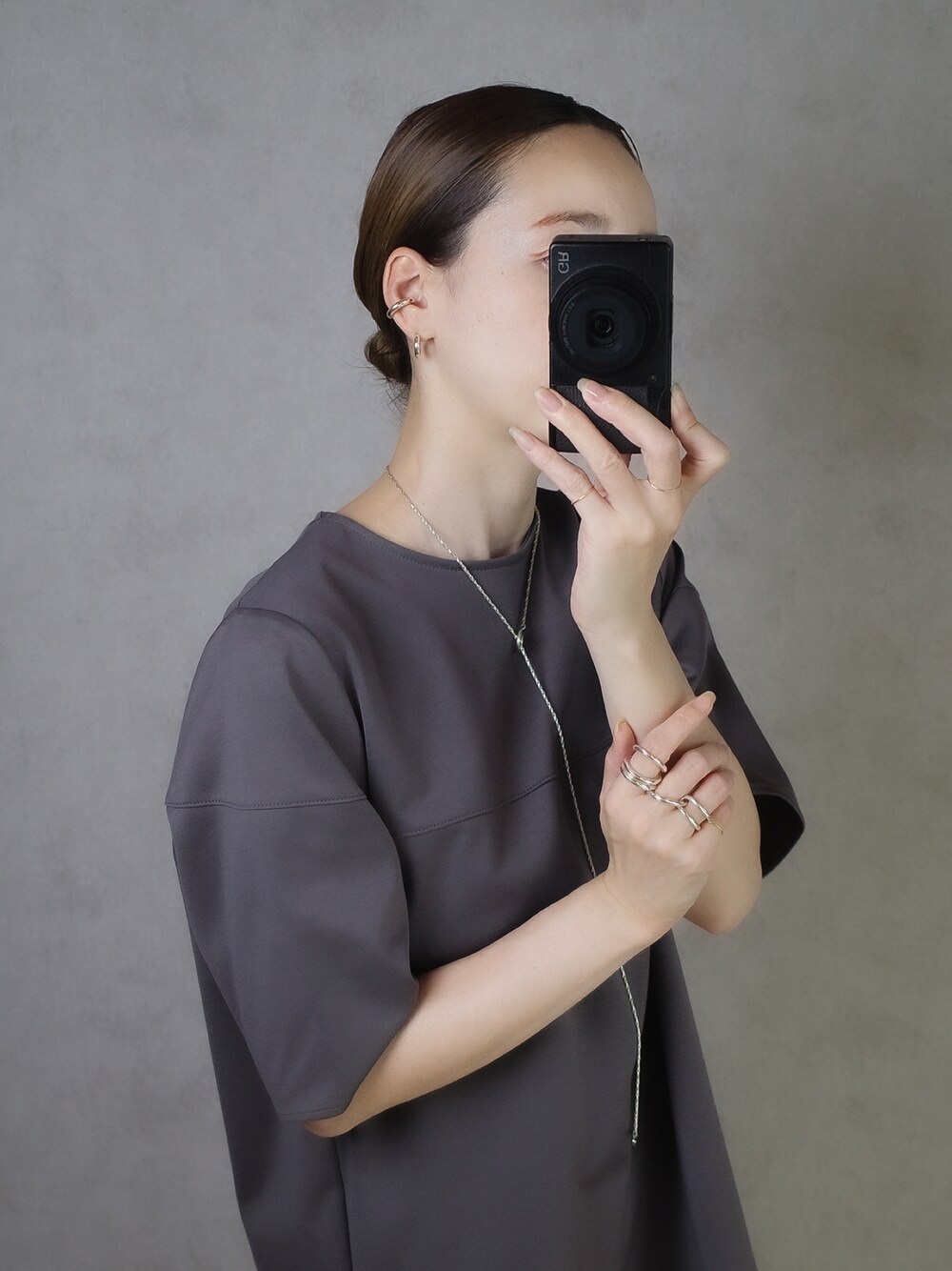 「秋先取りコーデ、休日スタイル、オトナカワイイ、秋冬コーデ、きれいめカジュアル、Tシャツ、アクセサリー、ロングネックレス、ネックレス、シルバーアクセサリー、シルバー、ピアス、フープピアス、片耳ピアス、ジュエリー」｜「ISOLATIONの【ISOLATION / アイソレーション】K18 YG Ring  / ゴールドリング（リング、ゴールド系）」を使った、ISOLATION JEWELRYさん（レディース・159cm）の秋コーディネートの1枚目の写真