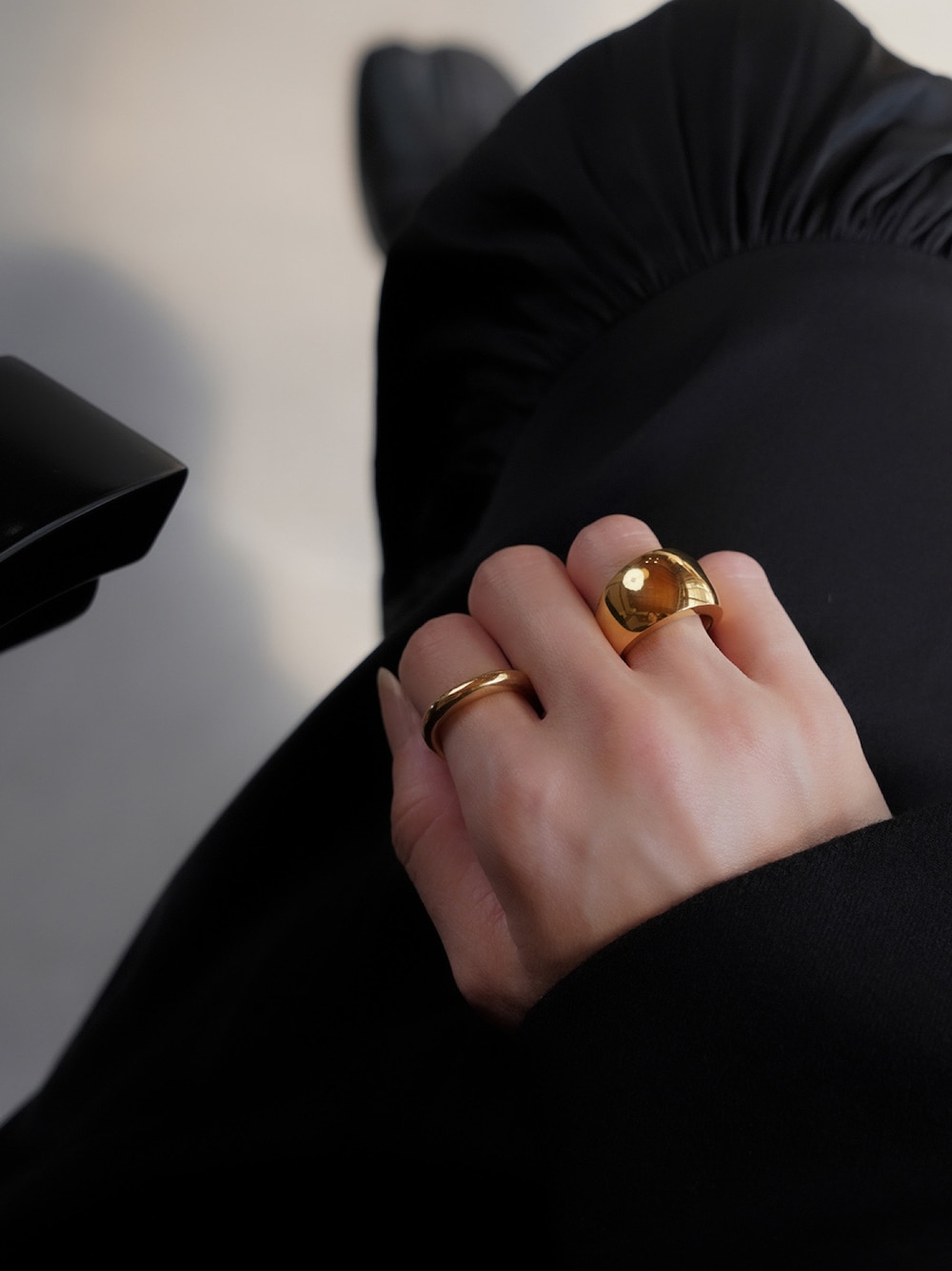 「ISOLATIONの【ISOLATION / アイソレーション】Silver925 Wave Ring / シルバー925 ウェーブリング（リング、ゴールド系）」を使った、ISOLATION JEWELRYさん（レディース・159cm）の秋コーディネートの1枚目の写真