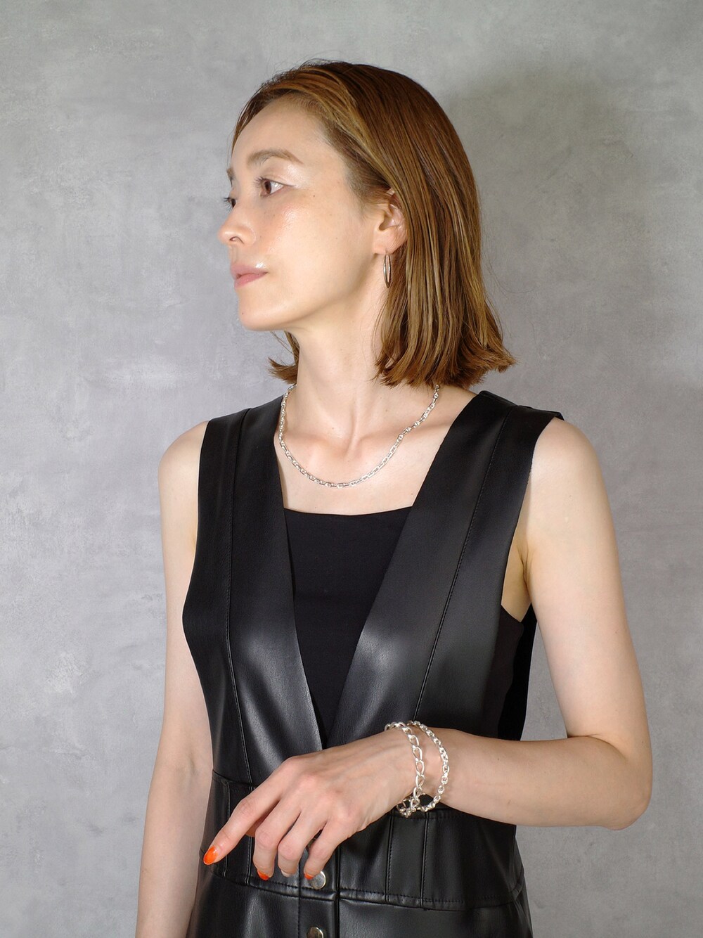 シルバー系のネックレス、シルバー系のピアス(両耳用)、シルバー系のブレスレットを着用したレディースの夏コーディネートの1枚目の写真