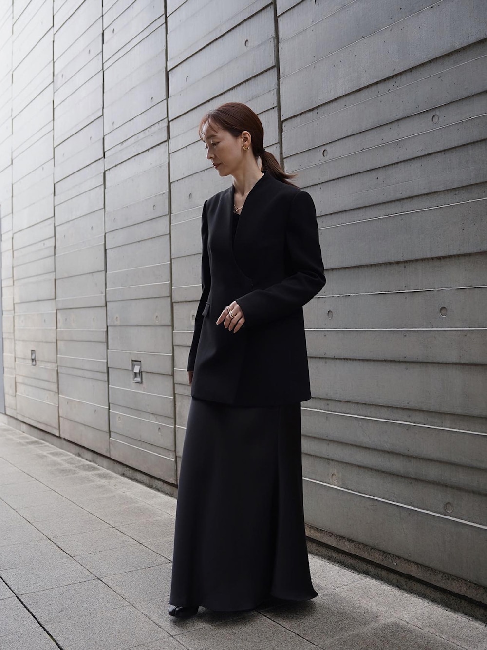 「秋服、秋服コーデ、きれいめカジュアル、ジャケット、ジャケットスタイル、ジャケットコーデ、アクセサリー重ね付け、シルバーアクセサリー、リング重ね付け」｜「ISOLATIONの【ISOLATION / アイソレーション】Silver925 Dome Ring / シルバー925 ドームリング（リング、ゴールド系）」を使った、ISOLATION JEWELRYさん（レディース・159cm）の秋コーディネートの1枚目の写真