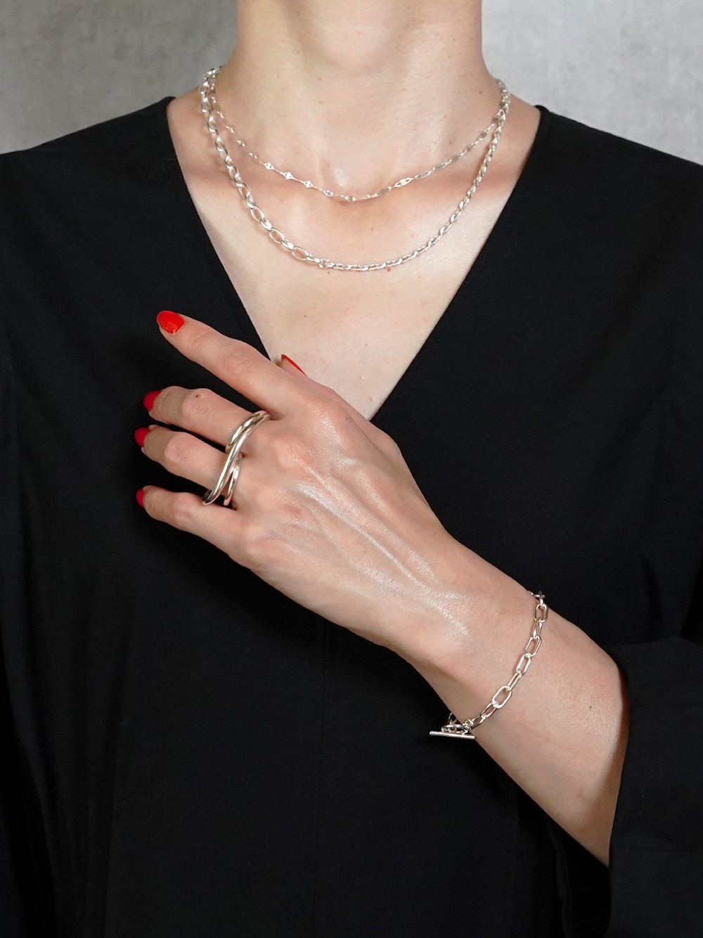 シルバー系のリング、シルバー系のブレスレット、シルバー系のネックレスを着用したレディースの秋コーディネートの1枚目の写真