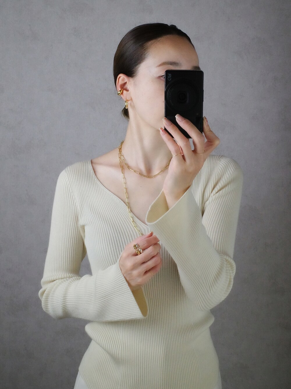 ゴールド系のネックレス、ゴールド系のネックレス、ゴールド系のリングを着用したレディースの秋コーディネートの1枚目の写真