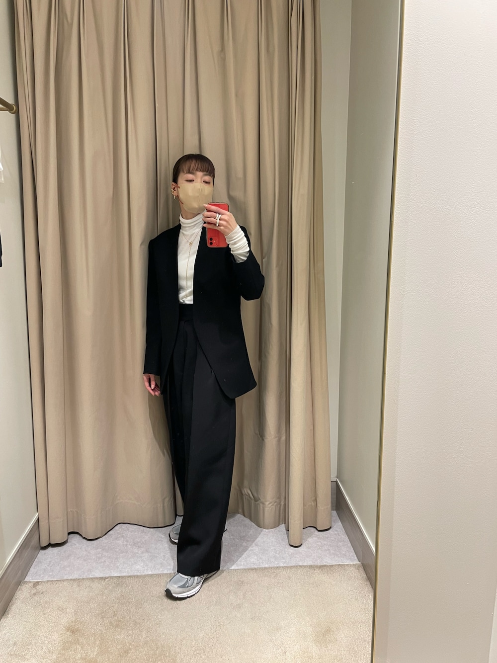 ブラック系のジャケット/アウター、グレー系のシューズ、ベージュ系のその他パンツを着用したレディースの冬コーディネートの1枚目の写真