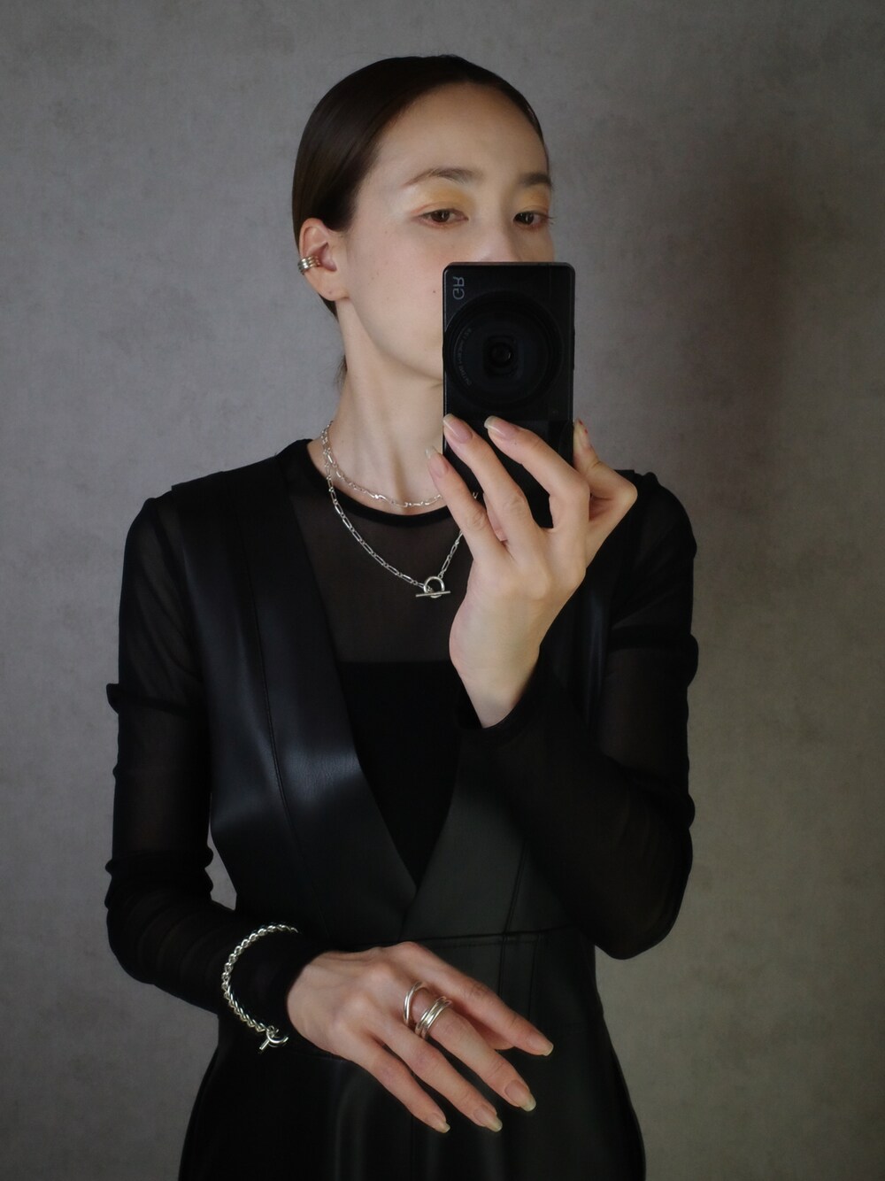 シルバー系のネックレス、シルバー系のブレスレット、シルバー系のリングを着用したレディースの秋コーディネートの1枚目の写真