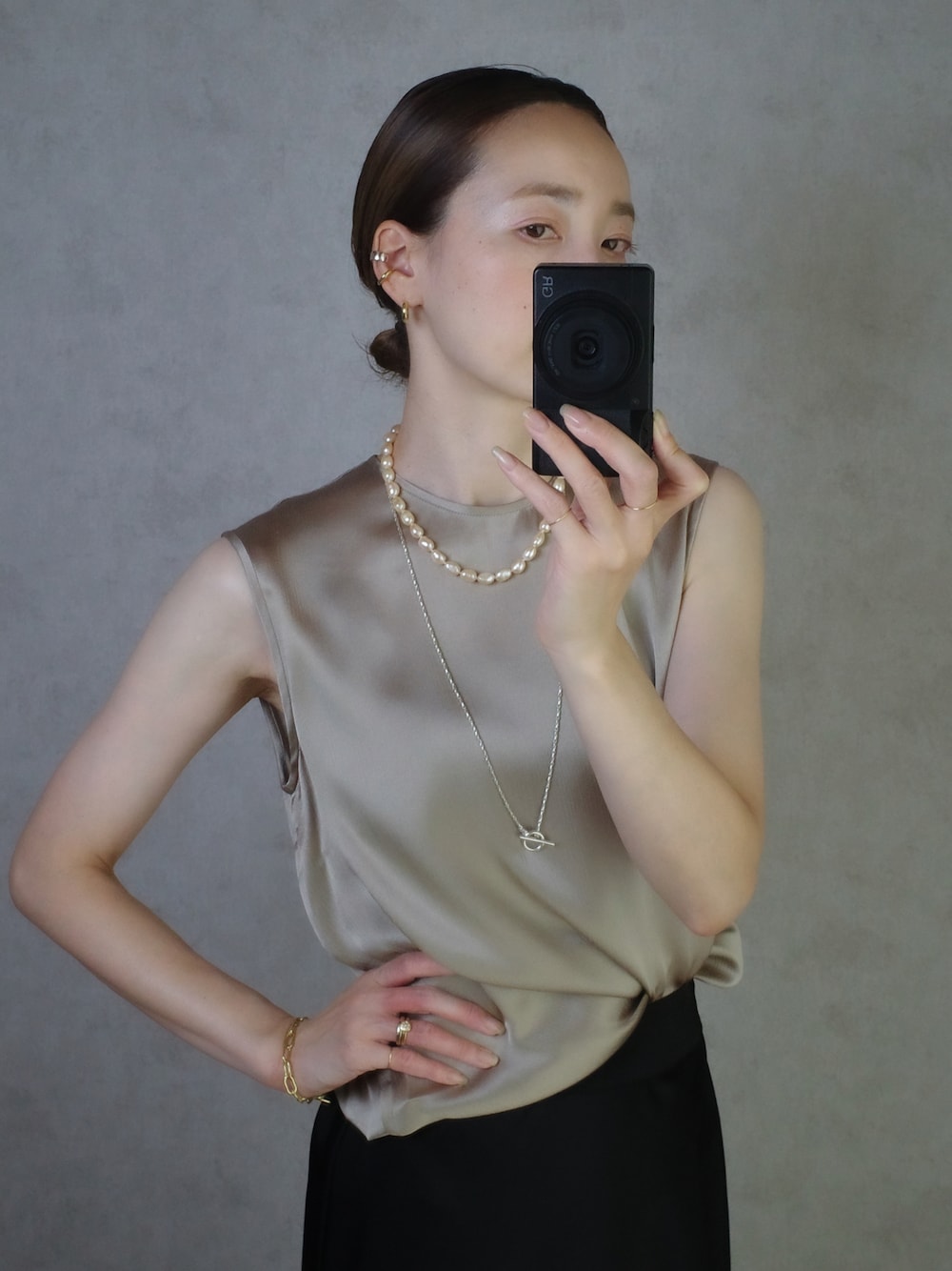 「休日コーデ、おしゃれさんと繋がりたい、淡色コーデ、シンプルコーデ、#オトナ女子、デート、お呼ばれスタイル、キレイめ、おでかけ、パールネックレス、パールアクセ、パール、パーティースタイル、ジュエリー、アクセサリー」｜「ISOLATIONの【ISOLATION / アイソレーション】Silver925 Classic Chain Bracelet / クラシックチェーンブレスレット（ブレスレット、ゴールド系）」を使った、ISOLATION JEWELRYさん（レディース・159cm）の秋コーディネートの1枚目の写真
