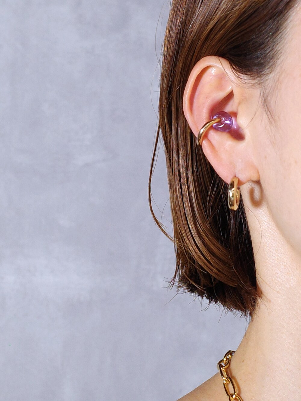 「シンプル、オトナ女子、ブラック、モノトーン、ISOLATION＿JEWELRY、アクセサリー、イヤーカフ、ANNIKA INEZ、ジュエリー」｜「ANNIKA INEZの【ANNIKA INEZ / アニカイネズ】14kゴールドフィルド / DEWY COIL EARCUFF/ガラス イヤーカフ（イヤーカフ、パープル系）」を使った、ISOLATION JEWELRYさん（レディース・159cm）の夏コーディネートの1枚目の写真