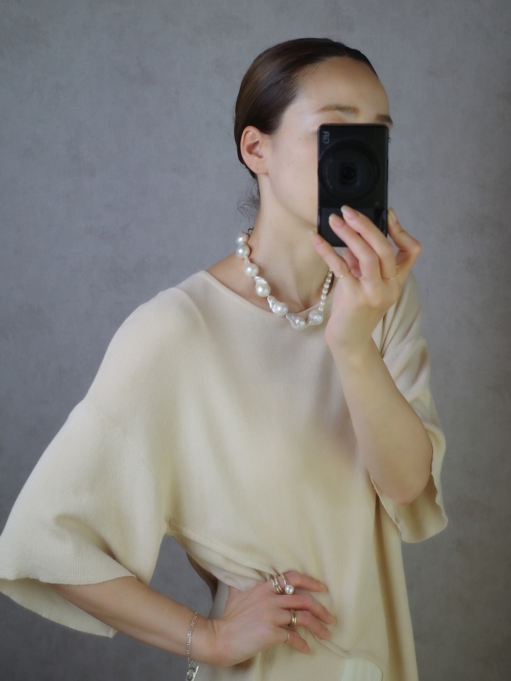 ホワイト系のネックレス、シルバー系のリング、シルバー系のブレスレットを着用したレディースの夏コーディネートの1枚目の写真