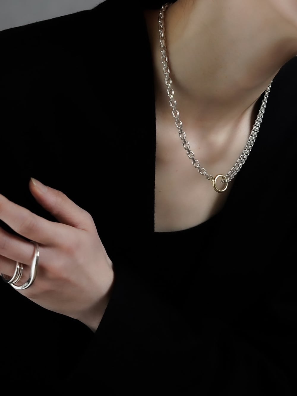 ブラック系のジャケット/アウター、シルバー系のネックレスを着用したレディースの冬コーディネートの1枚目の写真