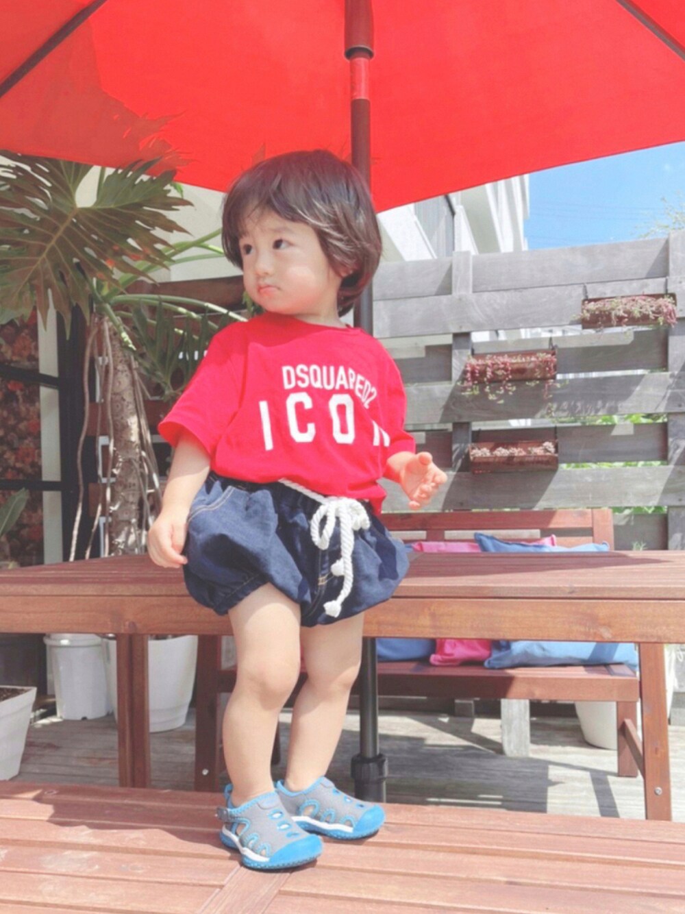 「Tシャツ、デニムパンツ、プチプラ、休日コーデ、DSQUARED2、プチプラコーデ、カジュアルコーデ、スポーツサンダル、ラブアンドピース2021、ショートパンツ、かぼちゃパンツ」｜「Birthdayのアイテム（デニムパンツ、ブルー系）」を使った、haruruさん（キッズ・70cm）の秋コーディネートの1枚目の写真