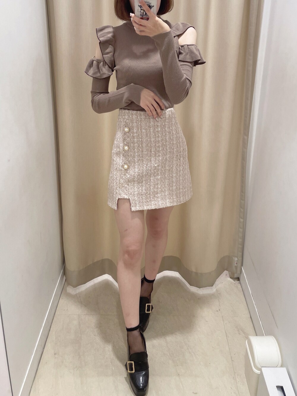 ブラウン系のニット/セーター、ピンク系のスカート、ブラック系のローファーを着用したレディースの秋コーディネートの1枚目の写真