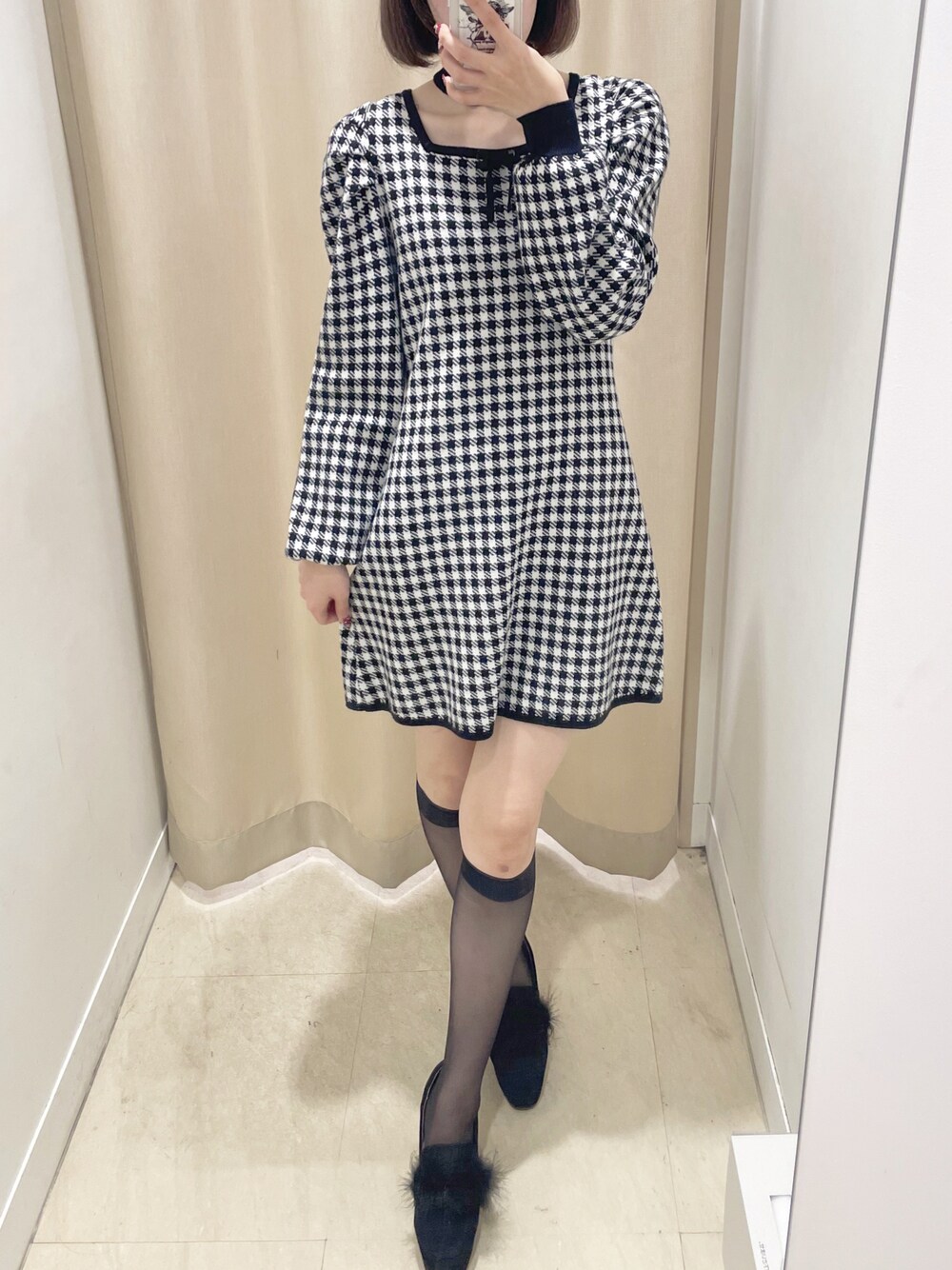 「冬、ラクチンコーデ、ニットコーデ、シンプル、チェック柄に恋してる、モノトーン、ブラック、ootd、ニット、ワンピース、ワンピーススタイル、ブラックコーデ、モノトーンコーデ、ガーリー、titty&Co.」｜「TITTY&CO.のパイピングチェックニットワンピース（ワンピース、ブラック系）」を使った、𝒩𝒶𝓃𝒶🐈さん（レディース・158cm）の冬コーディネートの1枚目の写真