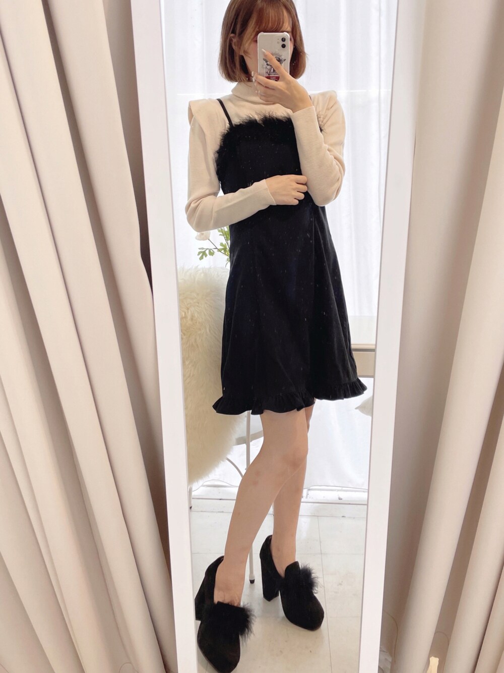 「秋のコーデ、ゆるコーデ、今日のコーデ、秋服、おしゃれさんと繋がりたい、ローファー、ニット、着回しコーデ、キャミワンピ、ワンピース、ミニワンピ、ガーリー、フェザー、ootd、titty&Co.」｜「TITTY&CO.のフェザーキャミワンピース（ワンピース、ブラック系）」を使った、𝒩𝒶𝓃𝒶🐈さん（レディース・158cm）の秋コーディネートの1枚目の写真