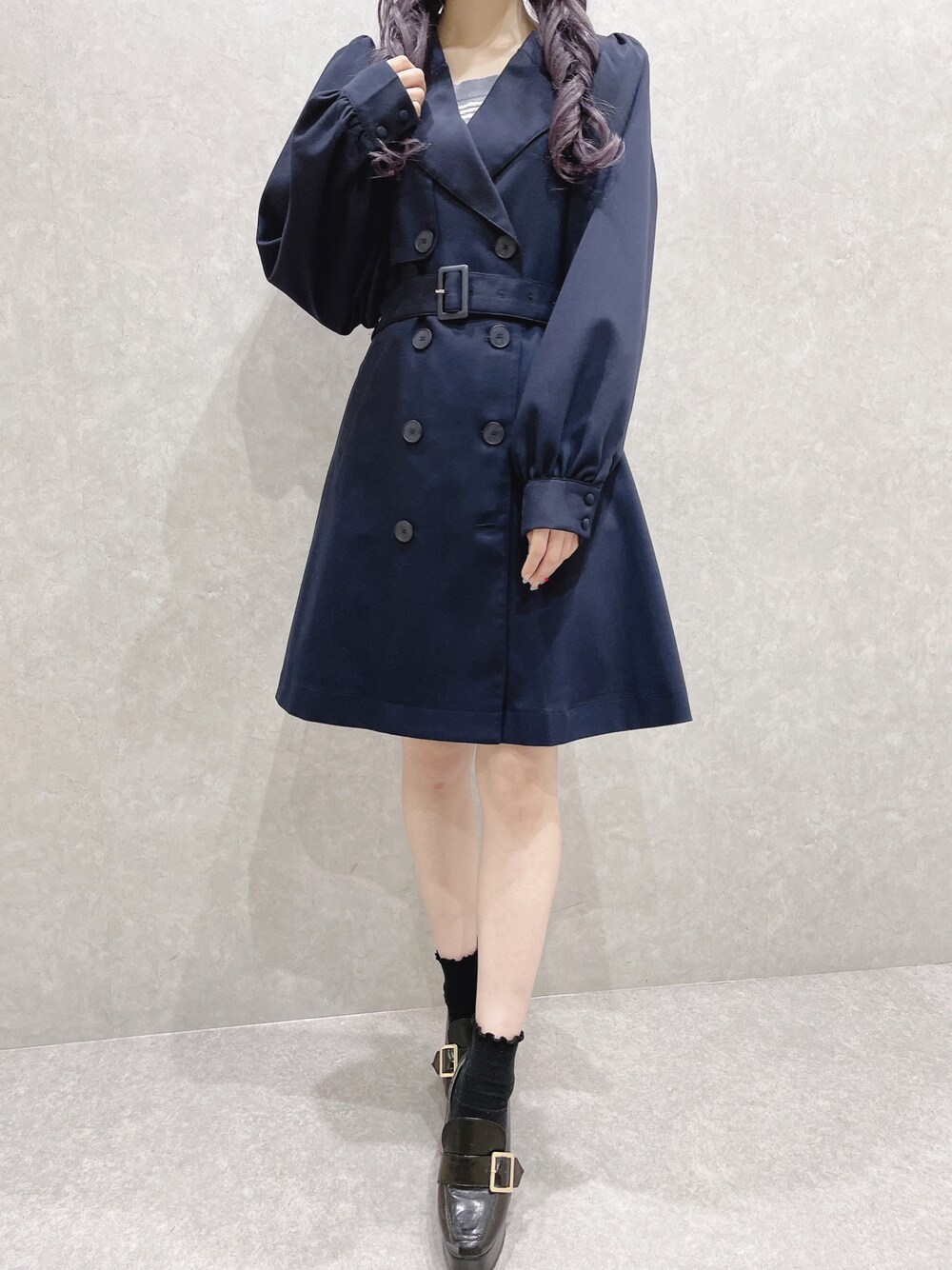 「シンプル、春、ゆるコーデ、大人コーデ、春先取り、春コーデ、トレンチコート、ガーリー、パフスリーブ、ネイビー、フェミニン、ootd、おしゃれさんと繋がりたい、春アウター、titty&Co.」｜「TITTY&CO.のバックプリーツトレンチコート（トレンチコート、ブルー系）」を使った、𝒩𝒶𝓃𝒶🐈さん（レディース・158cm）の冬コーディネートの1枚目の写真