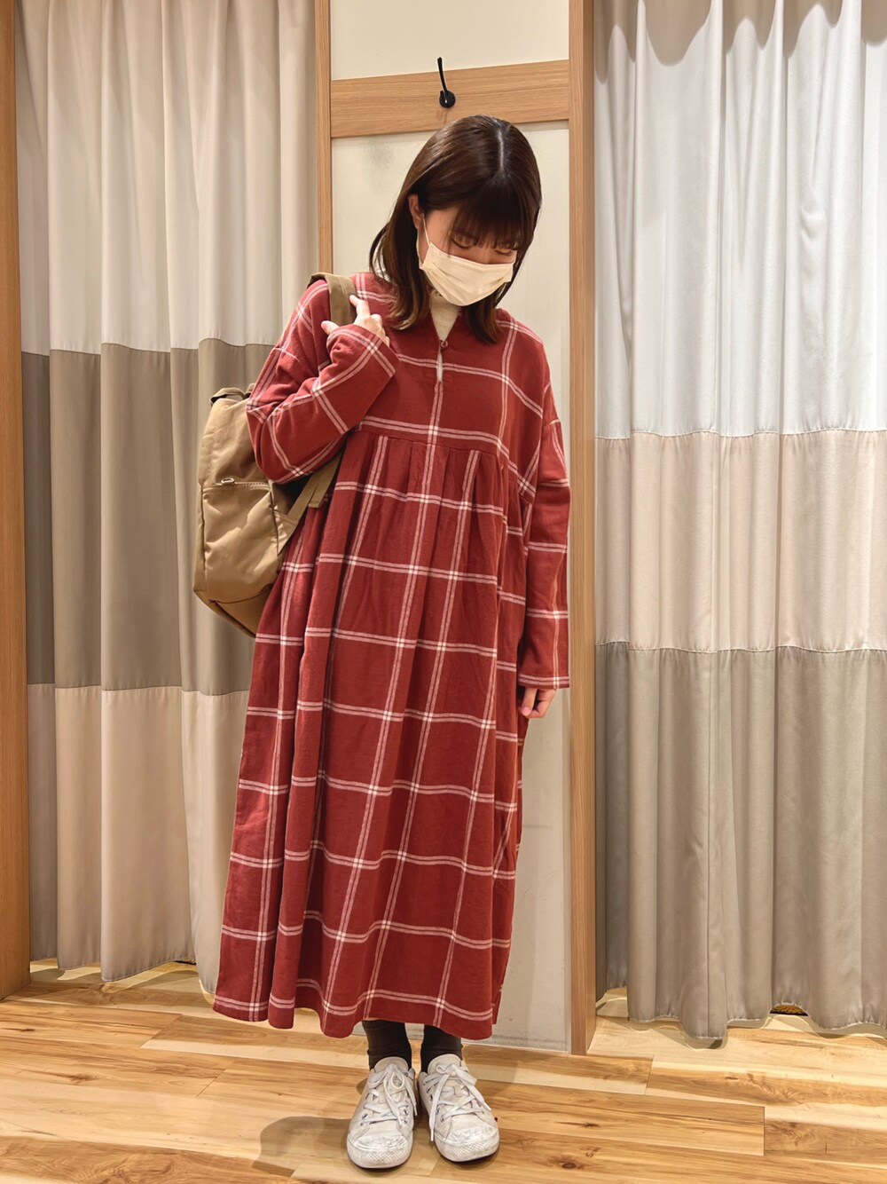 「ワンピース、スニーカーコーデ、クリスマス、サマンサ モスモス(Samansa Mos2)、Samansa Mos2、秋冬コーデ、ニット/セーター」｜「無印良品のアイテム（スニーカー、ホワイト系）」を使った、ナツミさん（レディース・157cm）の冬コーディネートの1枚目の写真