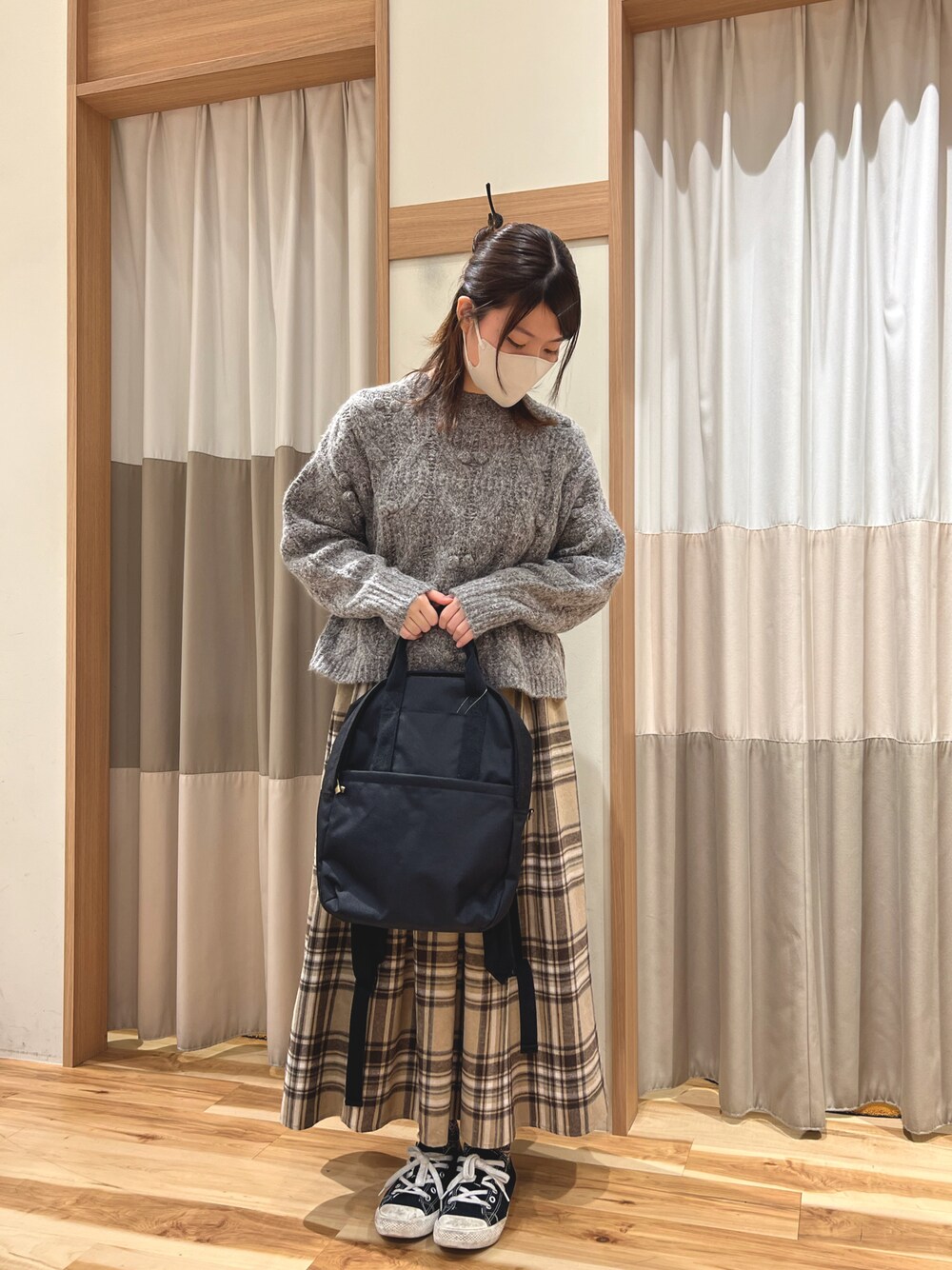 「カジュアルガーリー、冬コーデ、ニット、チェックスカート、スニーカーコーデ、リュック、サマンサ モスモス(Samansa Mos2)、Samansa Mos2、サマンサモスモスブルー、Samansa Mos2 blue」｜「Samansa Mos2のエコバッグ付リュック（バックパック/リュック、ブラック系）」を使った、ナツミさん（レディース・157cm）の冬コーディネートの1枚目の写真