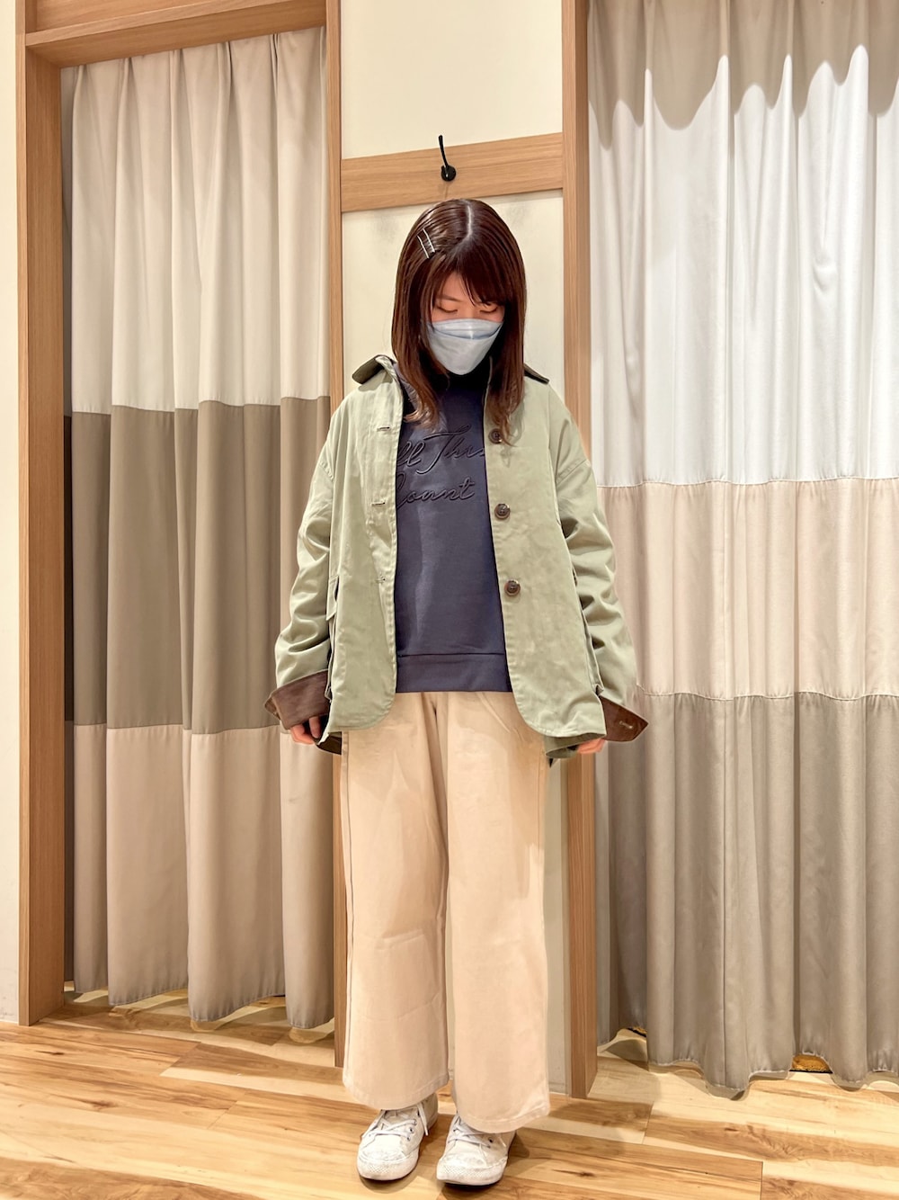 「カジュアル、カジュアルコーデ、ジャケット、スウェット、春コーデ、サマンサ モスモス(Samansa Mos2)、Samansa Mos2、サマンサモスモスブルー、Samansa Mos2 blue」｜「Samansa Mos2の裏起毛コード刺繍スウェット（スウェット、ブラック系）」を使った、ナツミさん（レディース・157cm）の冬コーディネートの1枚目の写真