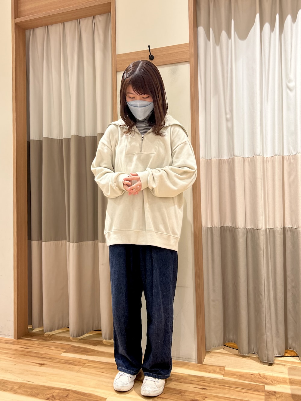 「カジュアル、カジュアルコーデ、スウェット、スウェットコーデ、デニム、デニムコーデ、サマンサモスモスブルー、Samansa Mos2 blue」｜「Samansa Mos2 blueの裏起毛ハーフジップスウェット（スウェット、ベージュ系）」を使った、ナツミさん（レディース・157cm）の冬コーディネートの1枚目の写真