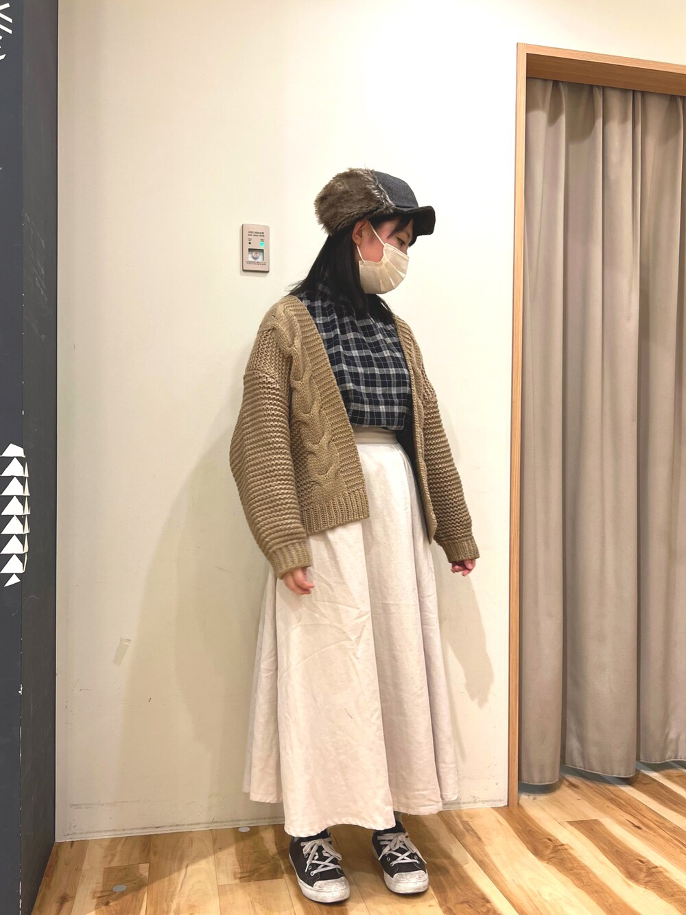 「カーディガン、スカート、ナチュラル、シンプルコーデ、サマンサ モスモス(Samansa Mos2)、Samansa Mos2、秋コーデ」｜「無印良品のアイテム（スニーカー、ブラック系）」を使った、ナツミさん（レディース・157cm）の秋コーディネートの1枚目の写真