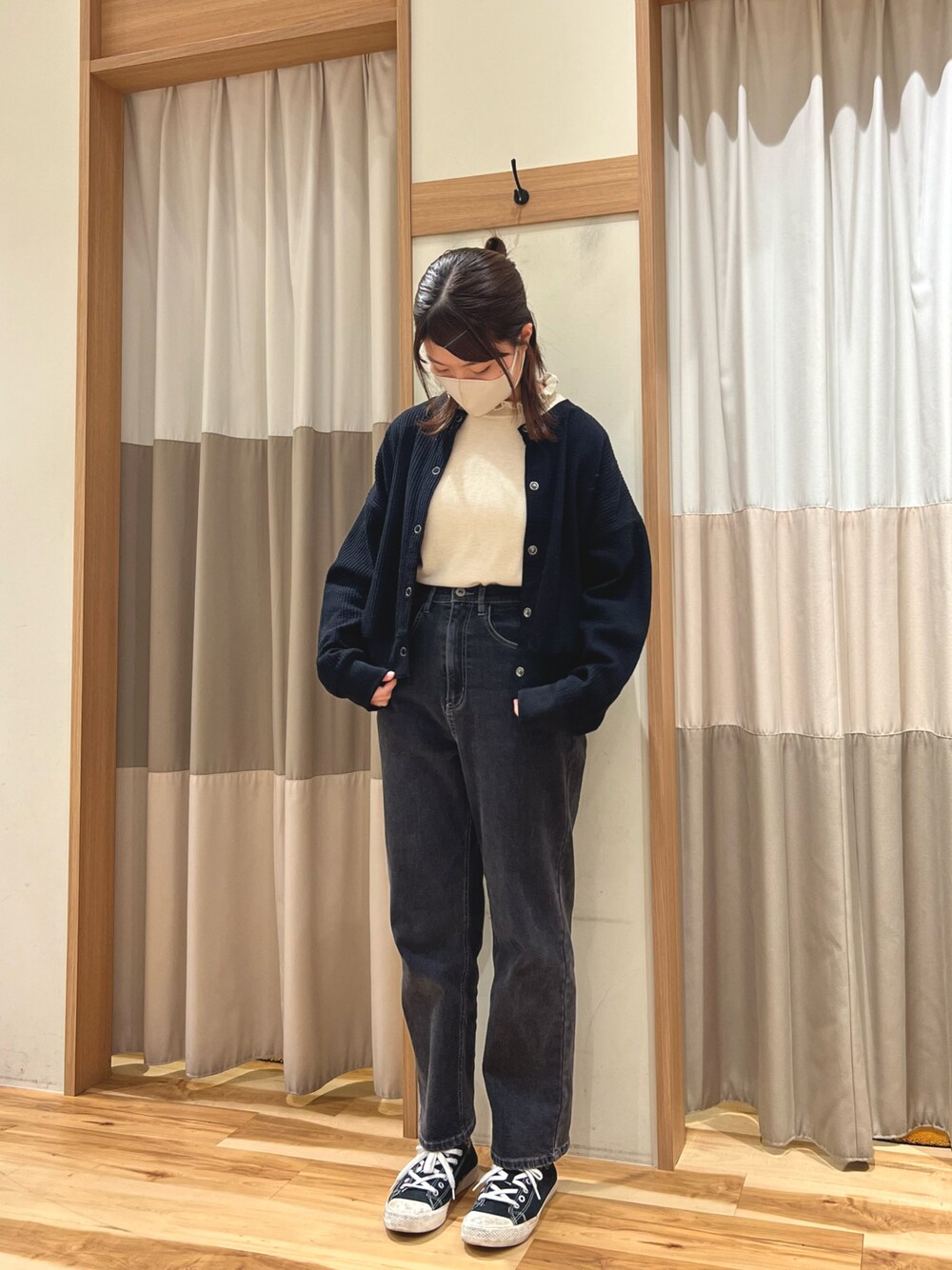 「デニム、カジュアルコーデ、ニット、カーディガン、モノトーンコーデ、サマンサモスモスブルー、Samansa Mos2 blue」｜「Samansa Mos2 blueのフリルニット（ニット/セーター、ホワイト系）」を使った、ナツミさん（レディース・157cm）の冬コーディネートの1枚目の写真