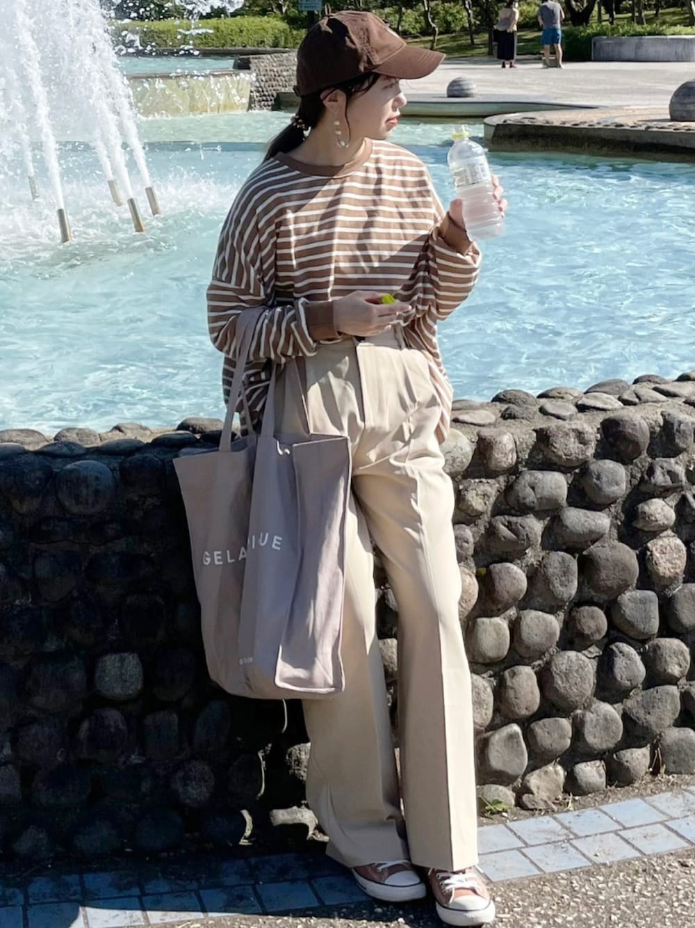「公園、秋コーデ、カジュアルコーデ、パンツコーデ、大人カジュアル、ラクチンコーデ、ブラウン、キャップ、タックパンツ、センタープレス、センタープレスパンツ、ボーダー、ボーダートップス、トートバッグ、秋色」｜「POLO RALPH LAURENのコットン チノ ベースボール キャップ（キャップ、ブラウン系）」を使った、ねねさん（レディース・155cm）の秋コーディネートの1枚目の写真